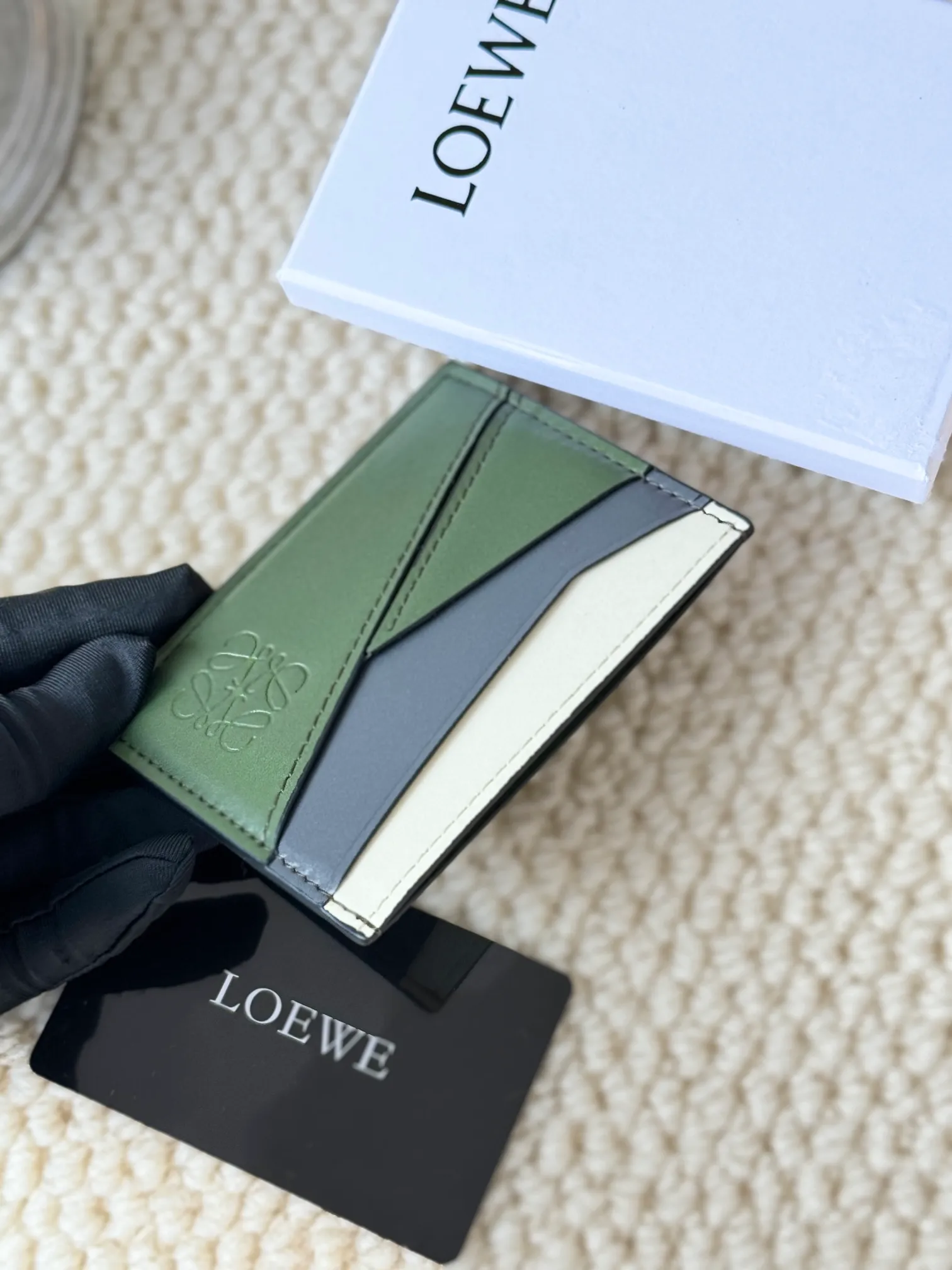 💰100 ·Loewe’s new card holders are back in stock! The new ones are all with metal logos, which are more refined than the old ones~~ Comes with box and dust bag! It’s also a good idea to choose this small accessory for Valentine’s Day ~~Model: L1106 Size: 10*7.5CM