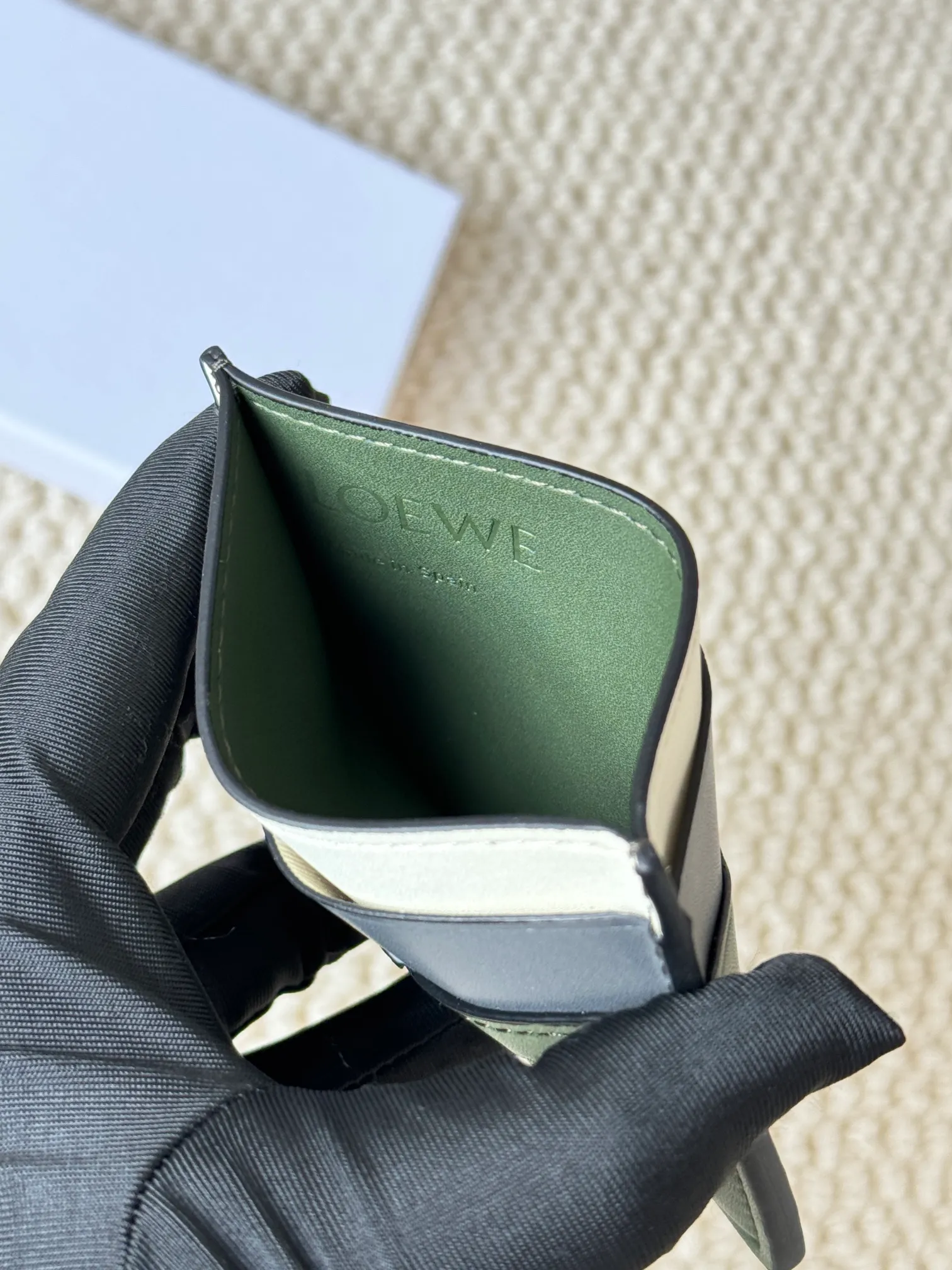 💰100 ·Loewe’s new card holders are back in stock! The new ones are all with metal logos, which are more refined than the old ones~~ Comes with box and dust bag! It’s also a good idea to choose this small accessory for Valentine’s Day ~~Model: L1106 Size: 10*7.5CM