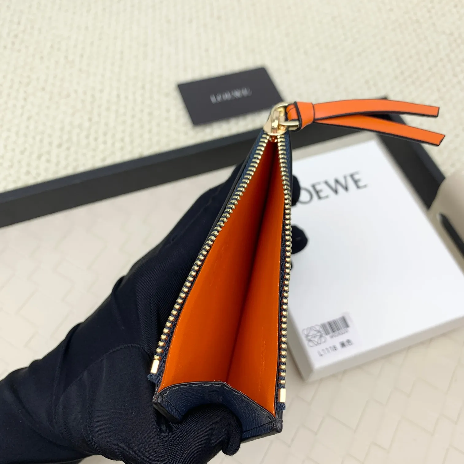 💰120 ·Loewe’s new card holders are back in stock! The new ones are all with metal logos, which are more refined than the old ones~~ Comes with box and dust bag! It’s a good idea to choose this small accessory for Valentine’s Day ~~Model: L1118 Size: 12CM*9.5CM