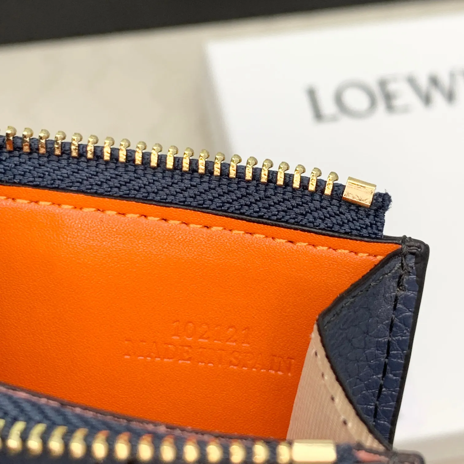 💰120 ·Loewe’s new card holders are back in stock! The new ones are all with metal logos, which are more refined than the old ones~~ Comes with box and dust bag! It’s a good idea to choose this small accessory for Valentine’s Day ~~Model: L1118 Size: 12CM*9.5CM