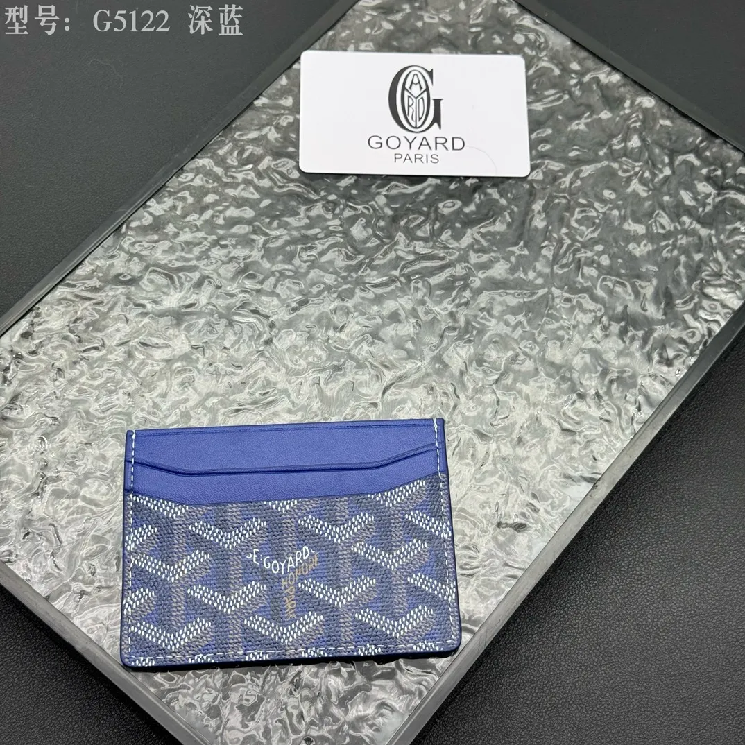 💰90 💎The top-quality original GOYARD Saint-Sulpice card holder has a small and compact design, and its central pocket can store cards, IDs or folded banknotes. The compact design fits nicely in a jacket or pants pocket. Model; G5122 Size: 7*10.5*0.2cm