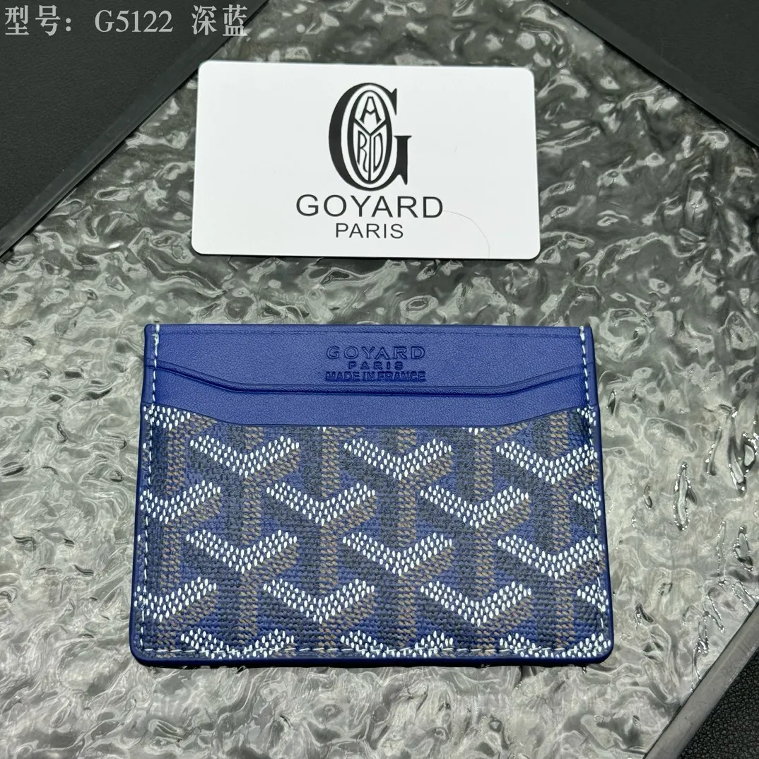 💰90 💎The top-quality original GOYARD Saint-Sulpice card holder has a small and compact design, and its central pocket can store cards, IDs or folded banknotes. The compact design fits nicely in a jacket or pants pocket. Model; G5122 Size: 7*10.5*0.2cm