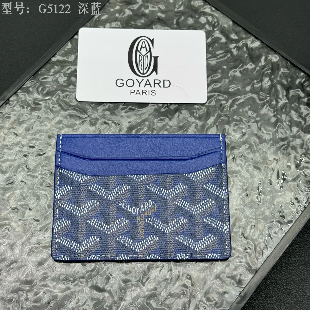 💰90 💎The top-quality original GOYARD Saint-Sulpice card holder has a small and compact design, and its central pocket can store cards, IDs or folded banknotes. The compact design fits nicely in a jacket or pants pocket. Model; G5122 Size: 7*10.5*0.2cm