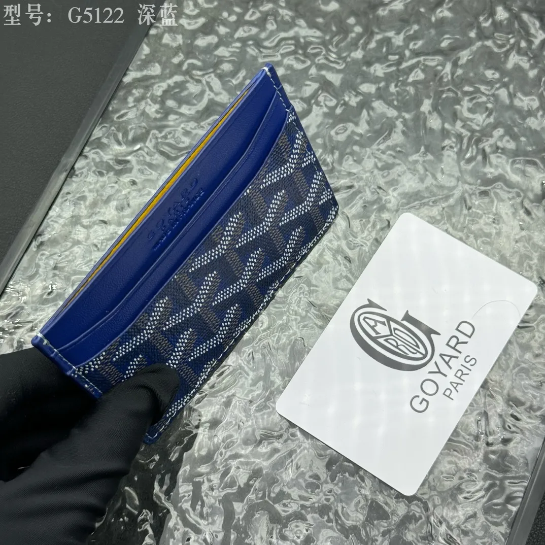 💰90 💎The top-quality original GOYARD Saint-Sulpice card holder has a small and compact design, and its central pocket can store cards, IDs or folded banknotes. The compact design fits nicely in a jacket or pants pocket. Model; G5122 Size: 7*10.5*0.2cm