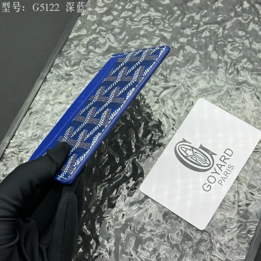 💰90 💎The top-quality original GOYARD Saint-Sulpice card holder has a small and compact design, and its central pocket can store cards, IDs or folded banknotes. The compact design fits nicely in a jacket or pants pocket. Model; G5122 Size: 7*10.5*0.2cm
