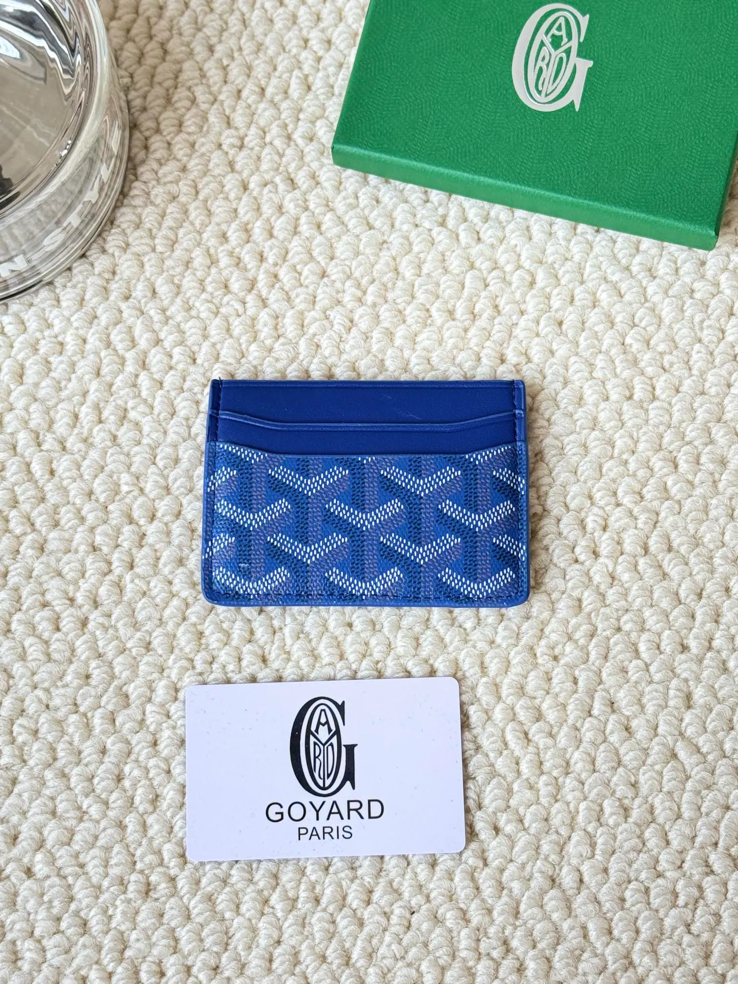 💰100 GOYARD Goya Classic👍🏻The design of Saint-Sulpice card holder is small and compact, and its middle pocket can store cards, documents or folded banknotes. The compact design fits nicely in a jacket or pants pocket. Style number: 9636 Size: 7 x10.5 cm