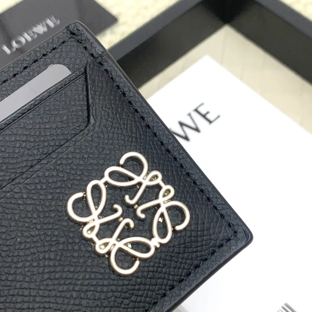 💰100 ·Loewe’s new card holders are back in stock! The new ones are all with metal logos, which are more refined than the old ones~~ Comes with box and dust bag! It’s a good idea to choose this small accessory for Valentine’s Day ~~Model: L1109 Size: 10*7.5CM​