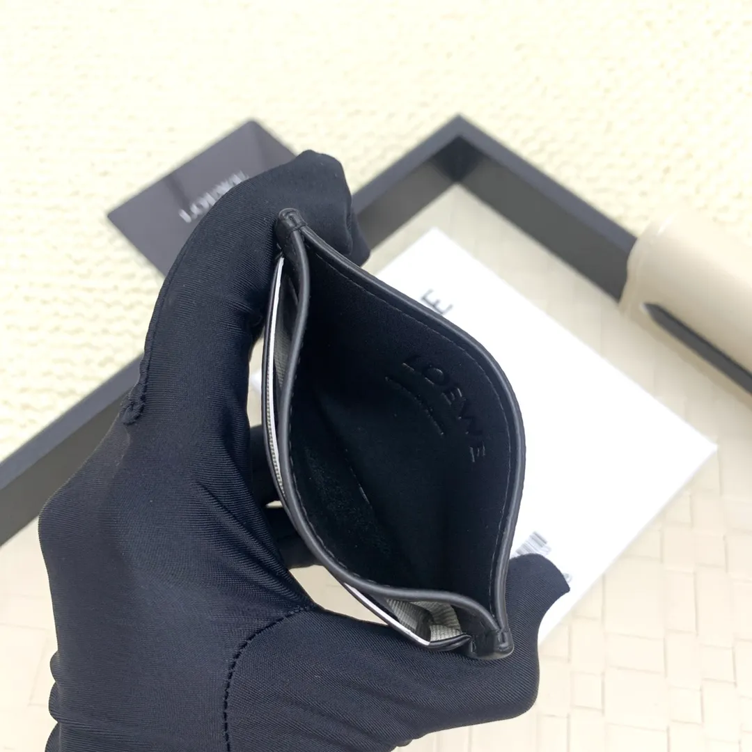 💰100 ·Loewe’s new card holders are back in stock! The new ones are all with metal logos, which are more refined than the old ones~~ Comes with box and dust bag! It’s a good idea to choose this small accessory for Valentine’s Day ~~Model: L1109 Size: 10*7.5CM​