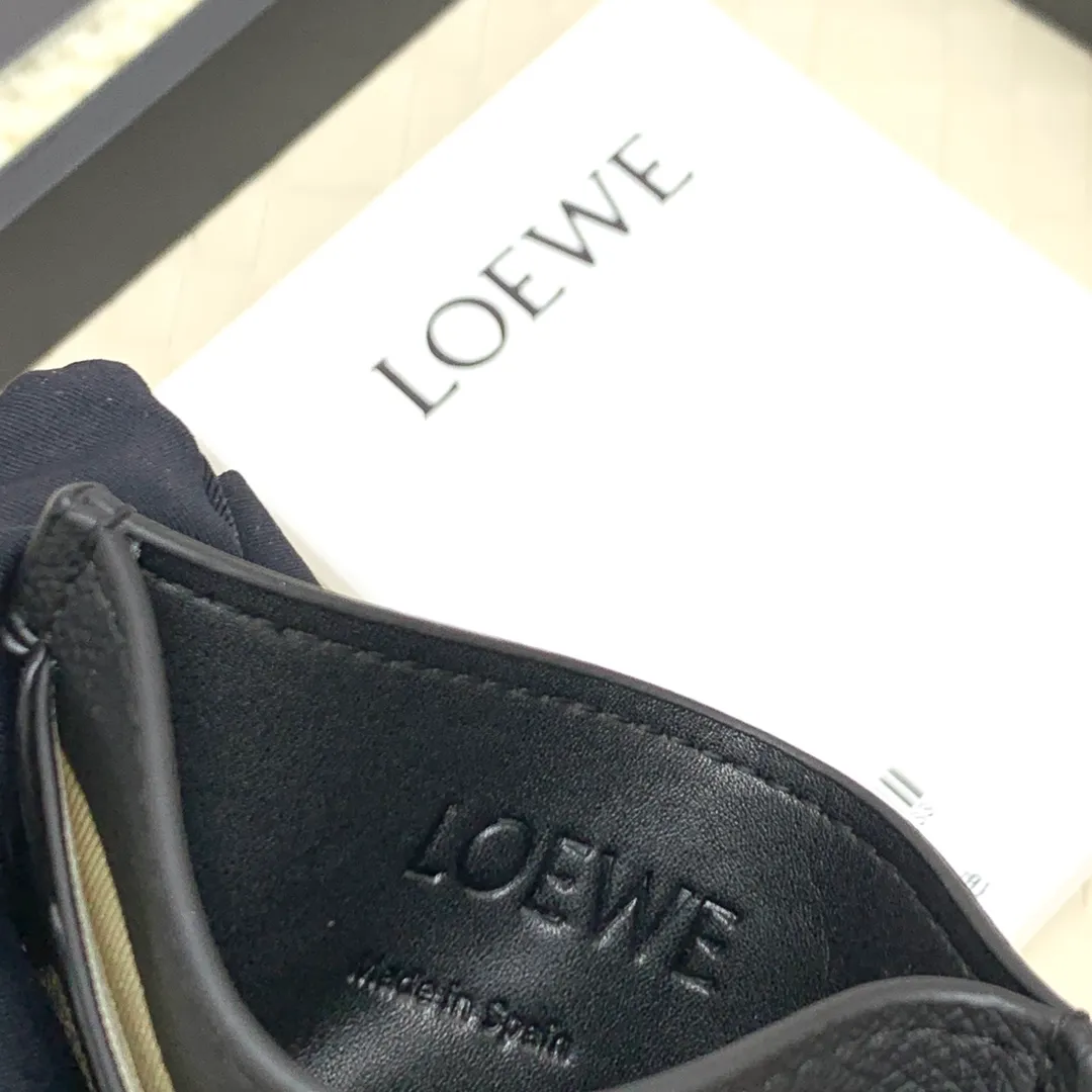 💰100 ·Loewe’s new card holders are back in stock! The new ones are all with metal logos, which are more refined than the old ones~~ Comes with box and dust bag! It’s a good idea to choose this small accessory for Valentine’s Day ~~Model: L1109 Size: 10*7.5CM​