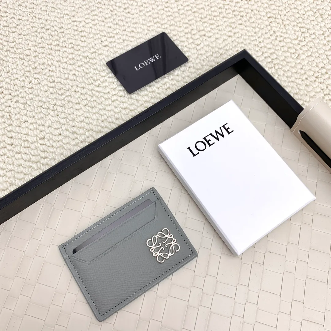 💰100 ·Loewe’s new card holders are back in stock! The new ones are all with metal logos, which are more refined than the old ones~~ Comes with box and dust bag! It’s a good idea to choose this small accessory for Valentine’s Day ~~Model: L1109 Size: 10*7.5CM​