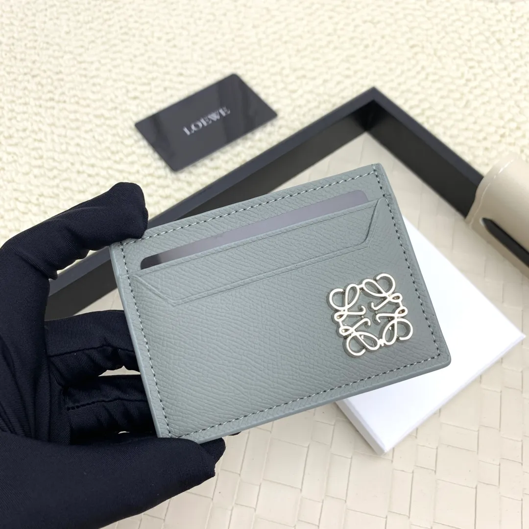 💰100 ·Loewe’s new card holders are back in stock! The new ones are all with metal logos, which are more refined than the old ones~~ Comes with box and dust bag! It’s a good idea to choose this small accessory for Valentine’s Day ~~Model: L1109 Size: 10*7.5CM​