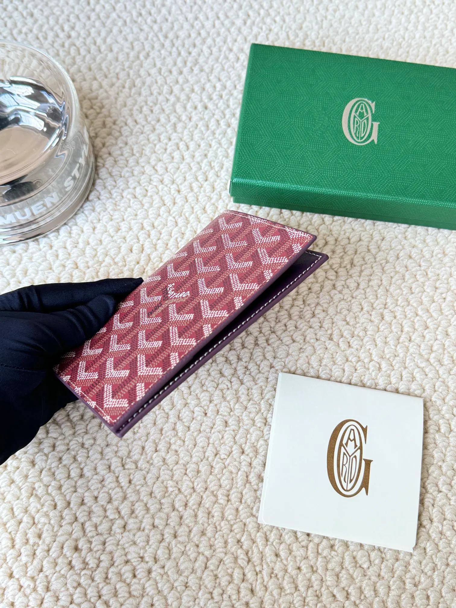 💰120 Goyard Passport Holder Goyardine Canvas & Vauzelles Calfskin No.: 804 Eleven colors. The country is open. The first choice for overseas travel. Multiple colors available. Can be used as a couple. It’s yyds to give as a gift for your own use! A super convenient passport holder with four card slots + two compartments for traveling. Small and portable, good-looking. Material: goyarine canvas and Vauzelles calfskin. Size: 14✖️10✖️1.5cm