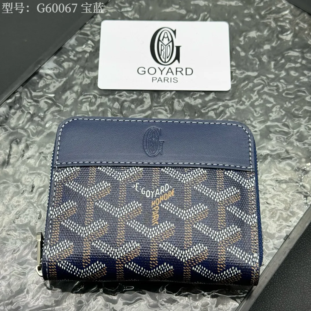 💰130 💎Top original 𝐠𝐨𝐲𝐚𝐫𝐝 Hot style 💕 Goya wallet short Matignon Mini coin purse with full zipper closure design. Its central compartment holds coins, while its interior patch pocket holds cards or small IDs. Style number: G60067 Size: 10.4*7.5*1.8cm