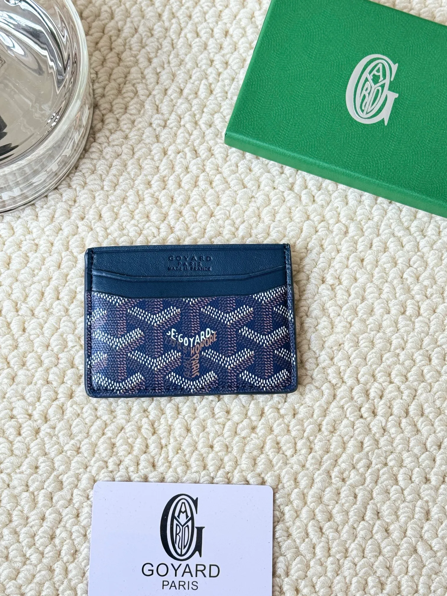 💰100 GOYARD Goya Classic👍🏻The design of Saint-Sulpice card holder is small and compact, and its middle pocket can store cards, documents or folded banknotes. The compact design fits nicely in a jacket or pants pocket. Style number: 9636 Size: 7 x10.5 cm