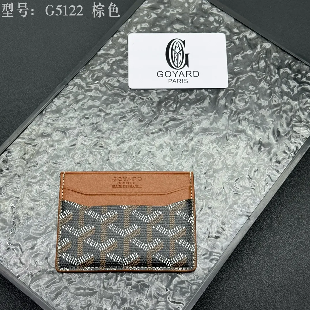 💰90 💎The top-quality original GOYARD Saint-Sulpice card holder has a small and compact design, and its central pocket can store cards, IDs or folded banknotes. The compact design fits nicely in a jacket or pants pocket. Model; G5122 Size: 7*10.5*0.2cm