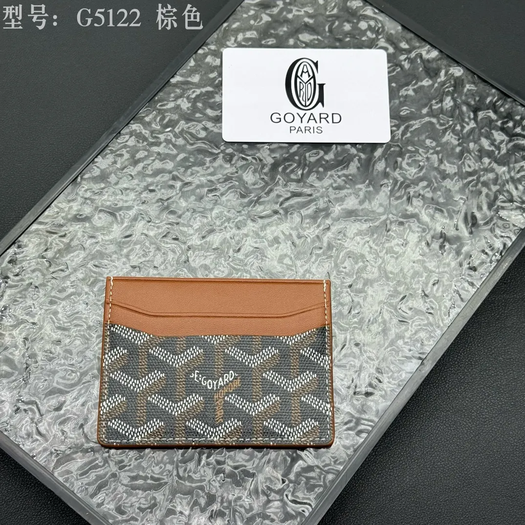 💰90 💎The top-quality original GOYARD Saint-Sulpice card holder has a small and compact design, and its central pocket can store cards, IDs or folded banknotes. The compact design fits nicely in a jacket or pants pocket. Model; G5122 Size: 7*10.5*0.2cm
