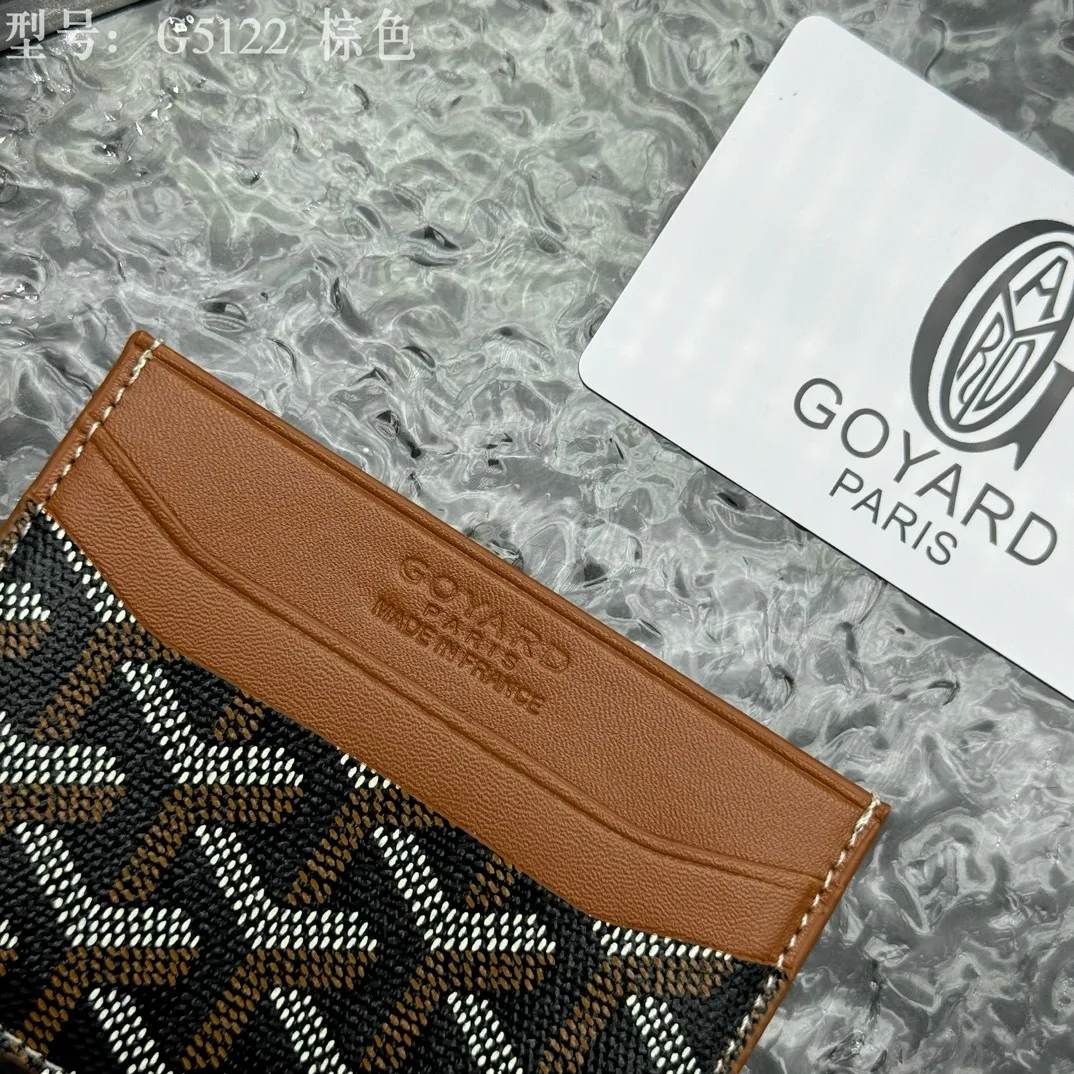 💰90 💎The top-quality original GOYARD Saint-Sulpice card holder has a small and compact design, and its central pocket can store cards, IDs or folded banknotes. The compact design fits nicely in a jacket or pants pocket. Model; G5122 Size: 7*10.5*0.2cm
