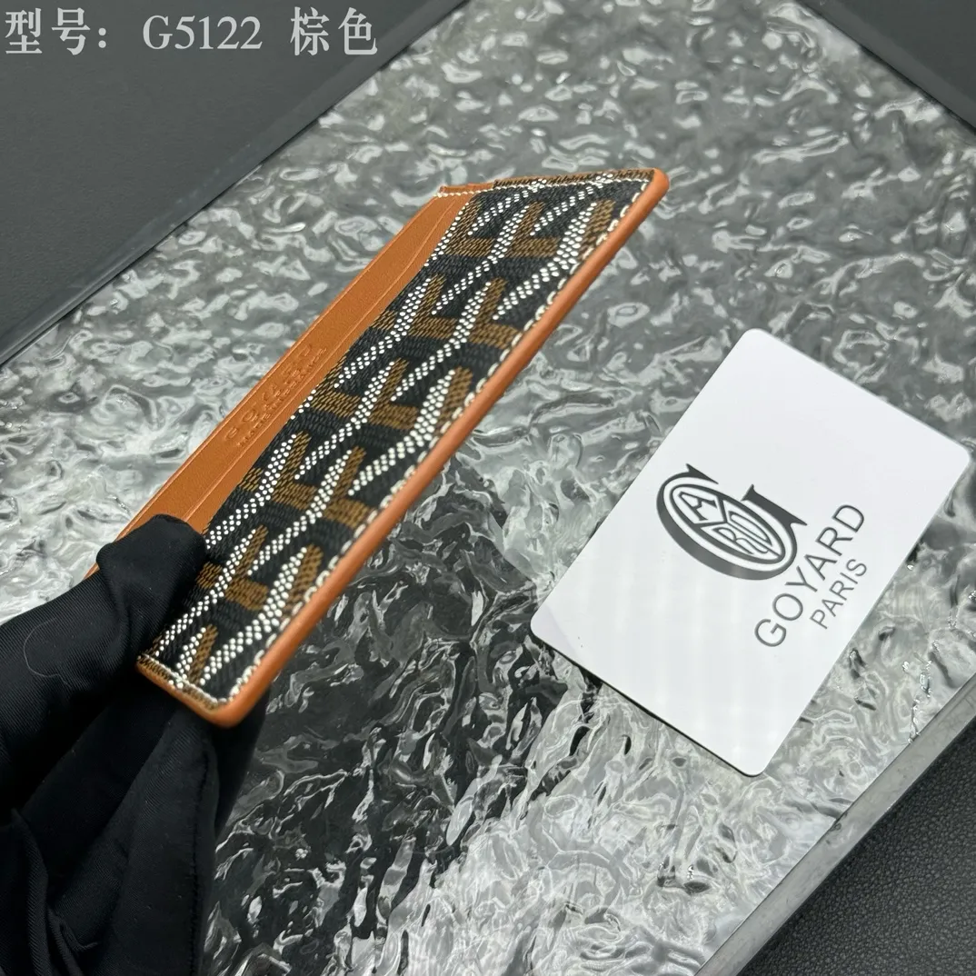 💰90 💎The top-quality original GOYARD Saint-Sulpice card holder has a small and compact design, and its central pocket can store cards, IDs or folded banknotes. The compact design fits nicely in a jacket or pants pocket. Model; G5122 Size: 7*10.5*0.2cm