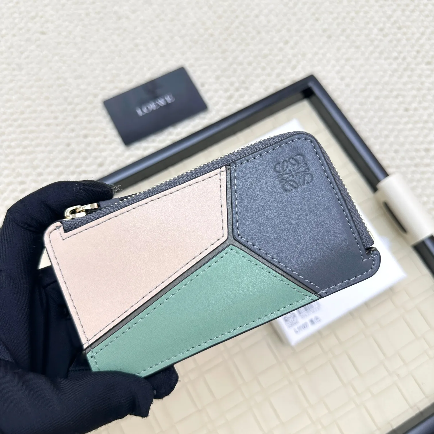 💰120 ·Loewe’s new card holders are back in stock! The new ones are all with metal logos, which are more refined than the old ones~~ Comes with box and dust bag! It’s a good idea to choose this small accessory for Valentine’s Day ~~Model: L1107 Size: 13*7.5*1