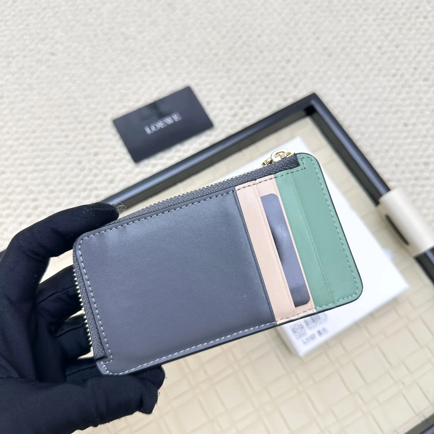 💰120 ·Loewe’s new card holders are back in stock! The new ones are all with metal logos, which are more refined than the old ones~~ Comes with box and dust bag! It’s a good idea to choose this small accessory for Valentine’s Day ~~Model: L1107 Size: 13*7.5*1