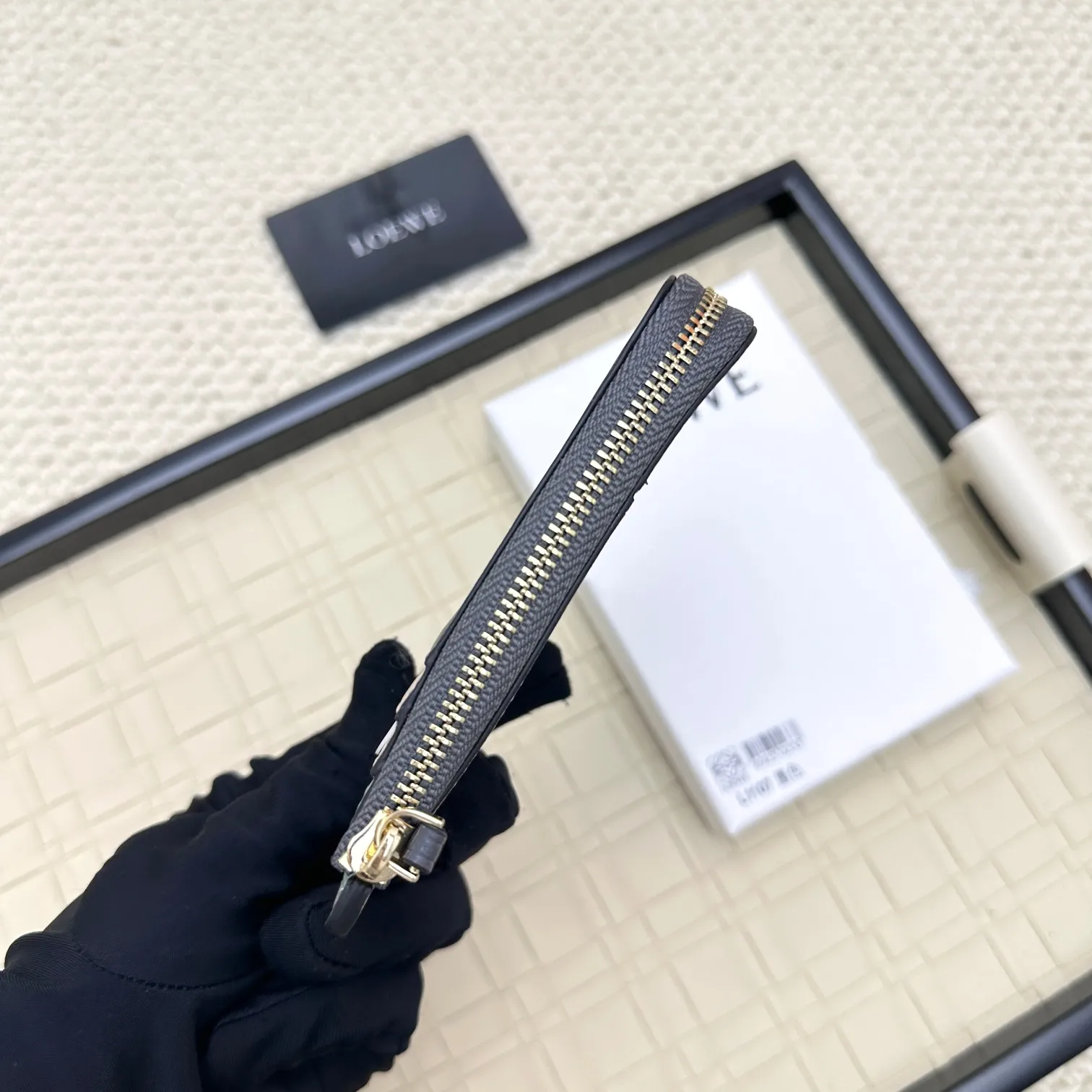 💰120 ·Loewe’s new card holders are back in stock! The new ones are all with metal logos, which are more refined than the old ones~~ Comes with box and dust bag! It’s a good idea to choose this small accessory for Valentine’s Day ~~Model: L1107 Size: 13*7.5*1