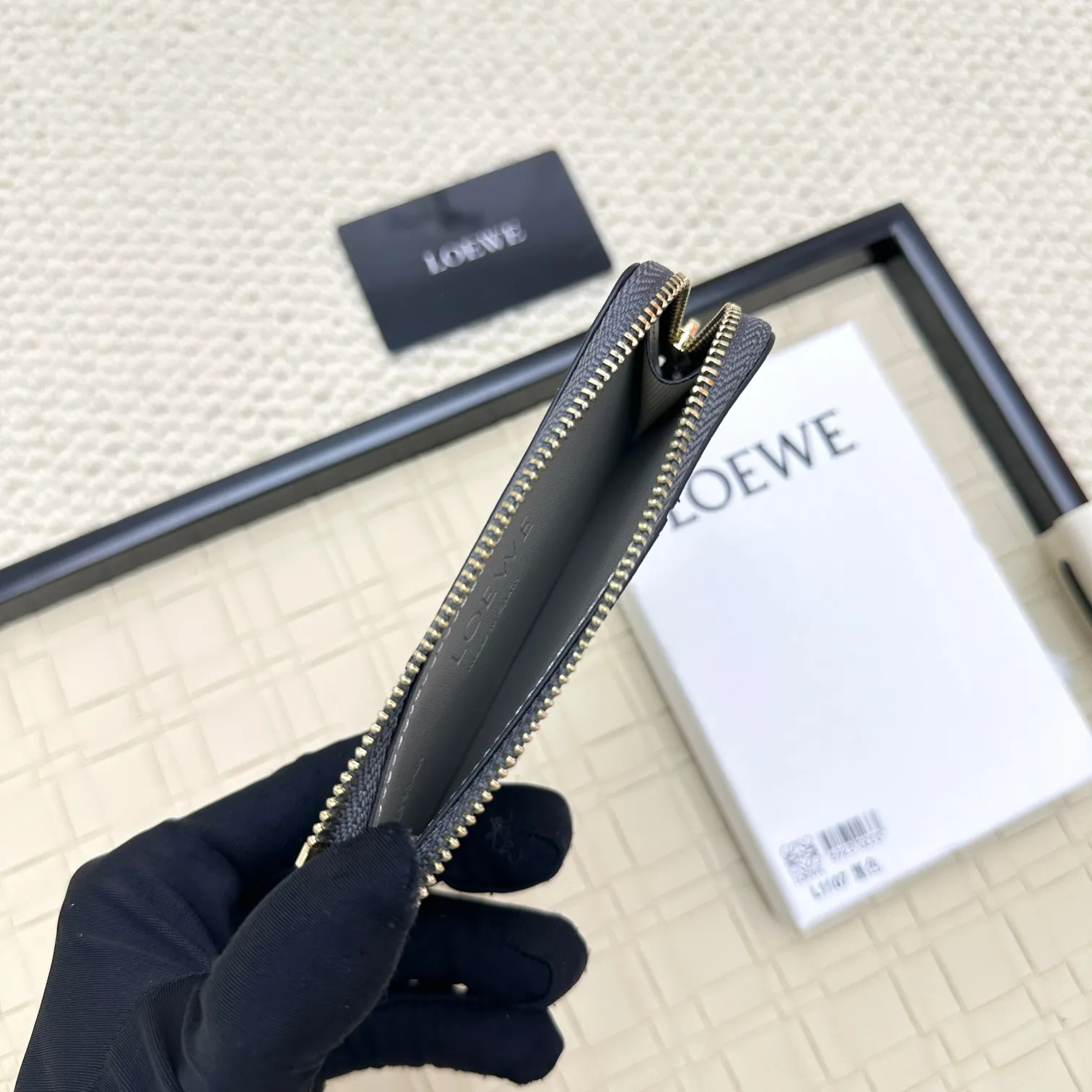 💰120 ·Loewe’s new card holders are back in stock! The new ones are all with metal logos, which are more refined than the old ones~~ Comes with box and dust bag! It’s a good idea to choose this small accessory for Valentine’s Day ~~Model: L1107 Size: 13*7.5*1