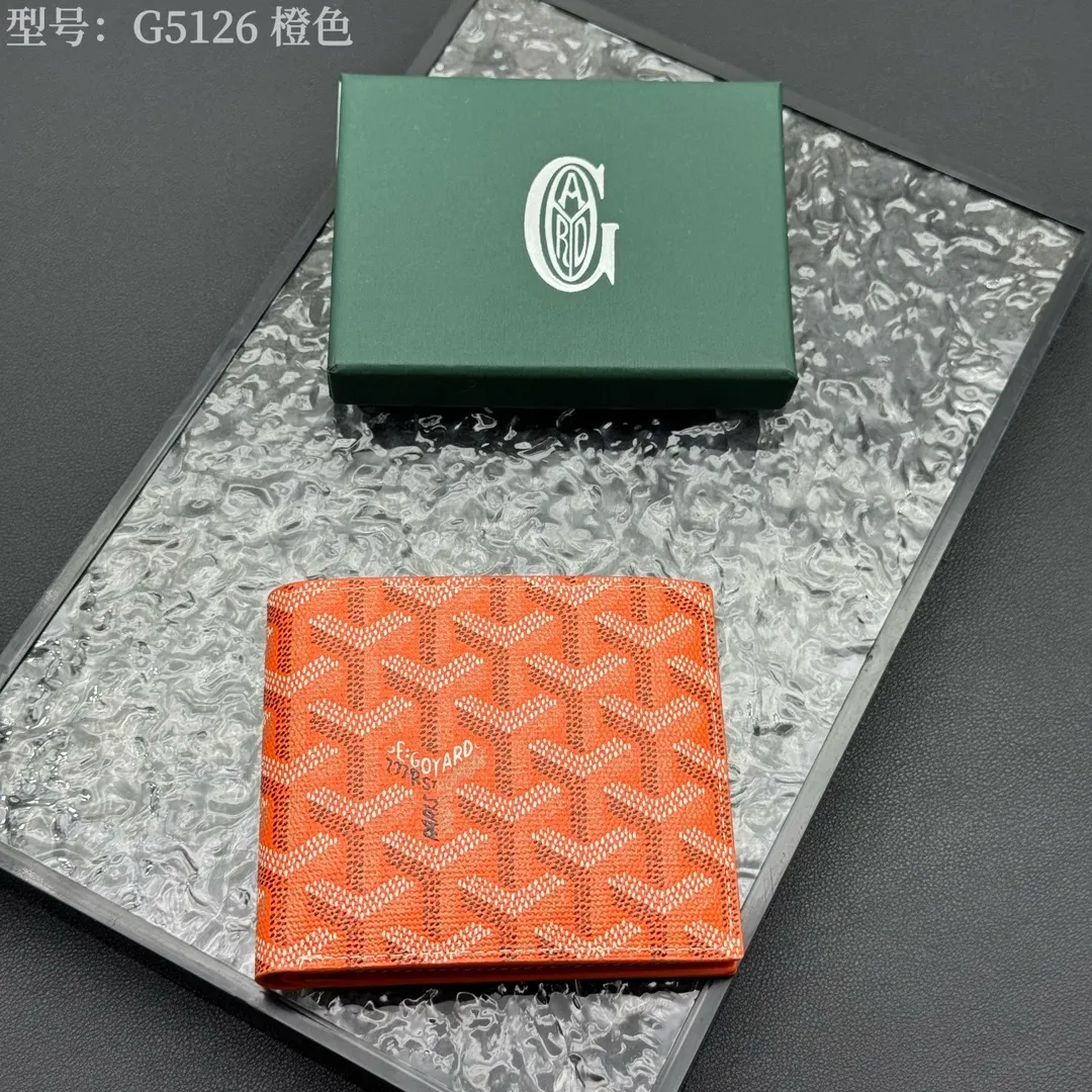 💰110 💎Upgraded original version 𝐠𝐨𝐲𝐚𝐫𝐝 Hot style ❤️Goyard short wallet, Goyard 8-slot card slot wallet, the texture is perfect and can hold about 8-10 cards, it can hold cash, it is thin and does not stand up, it is classic, practical and attractive! If you want to create a short clip with a feeling that is different from others and has a deep taste, it must be him! size: 11*9 (cm) model: G5126