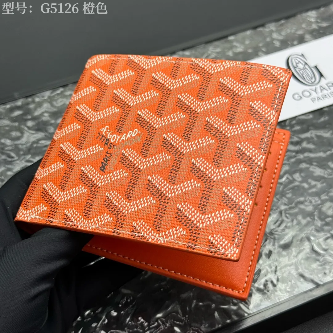 💰110 💎Upgraded original version 𝐠𝐨𝐲𝐚𝐫𝐝 Hot style ❤️Goyard short wallet, Goyard 8-slot card slot wallet, the texture is perfect and can hold about 8-10 cards, it can hold cash, it is thin and does not stand up, it is classic, practical and attractive! If you want to create a short clip with a feeling that is different from others and has a deep taste, it must be him! size: 11*9 (cm) model: G5126