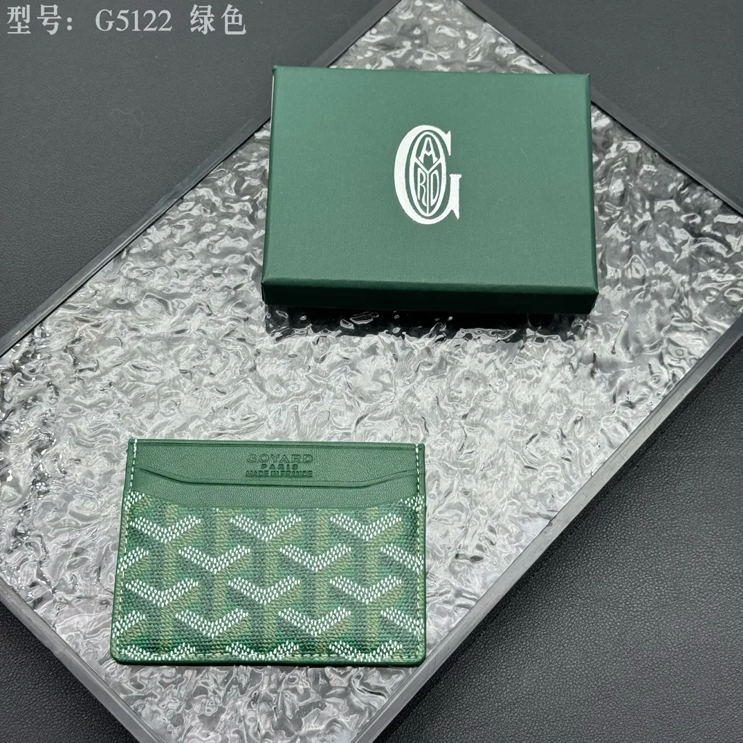 💰90 💎The top-quality original GOYARD Saint-Sulpice card holder has a small and compact design, and its central pocket can store cards, IDs or folded banknotes. The compact design fits nicely in a jacket or pants pocket. Model; G5122 Size: 7*10.5*0.2cm