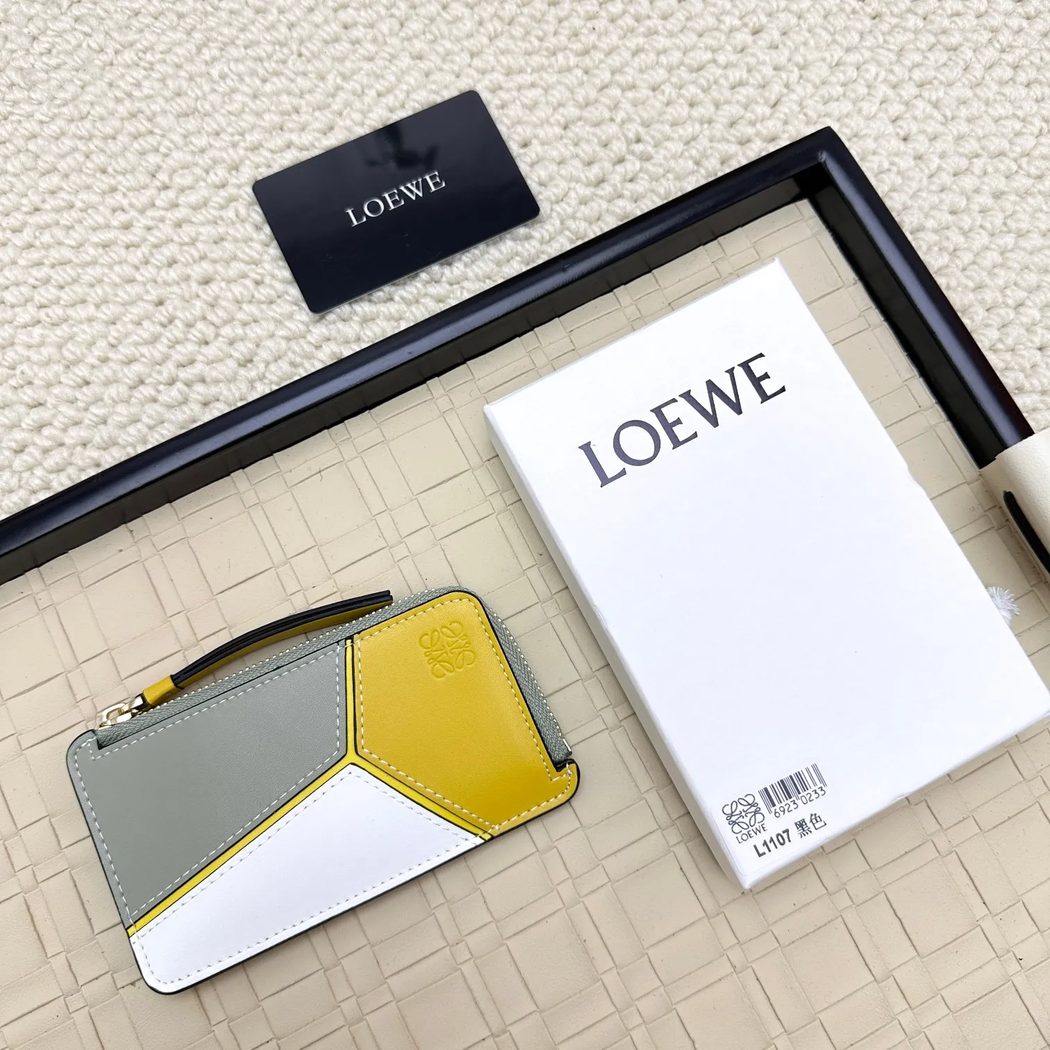 💰120 ·Loewe’s new card holders are back in stock! The new ones are all with metal logos, which are more refined than the old ones~~ Comes with box and dust bag! It’s a good idea to choose this small accessory for Valentine’s Day ~~Model: L1107 Size: 13*7.5*1