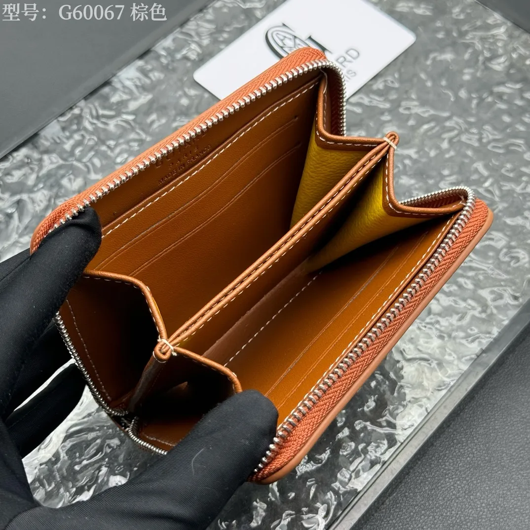 💰110 💎Top original 𝐠𝐨𝐲𝐚𝐫𝐝 Hot style 💕 Goya wallet short Matignon Mini coin purse with full zipper closure design. Its central compartment holds coins, while its interior patch pocket holds cards or small IDs. Style number: G60067 Size: 10.4*7.5*1.8cm