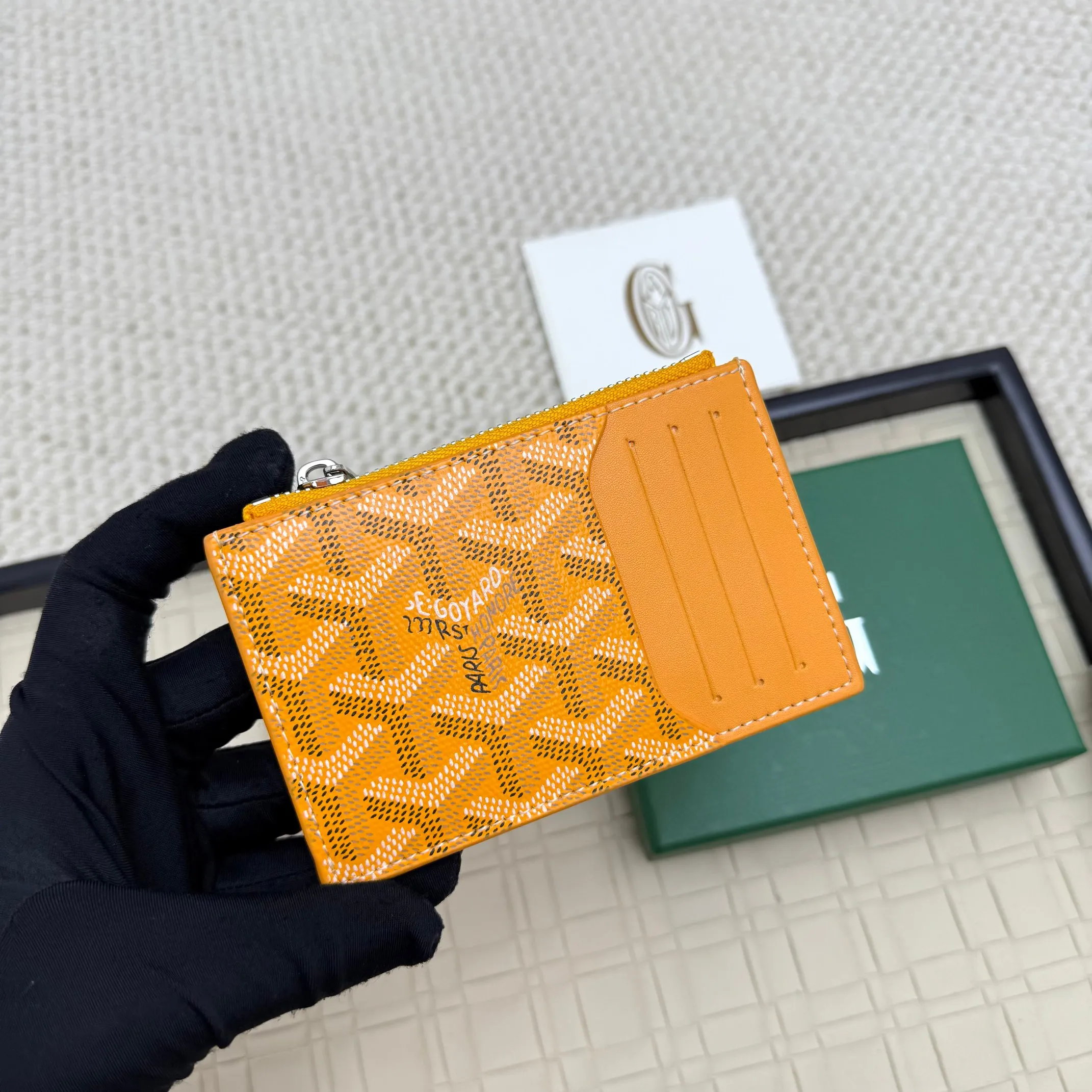 💰 120 Goyard Bourbon zipper coin card holder. This coin card holder has 3 card slots, 1 patch pocket and a zipper pocket to store coins, change or cards, and can safely store change. Exquisite and small, its compact shape can be easily put into a pocket or large bag. Size: 12.5x1x8.4cm No.: 808