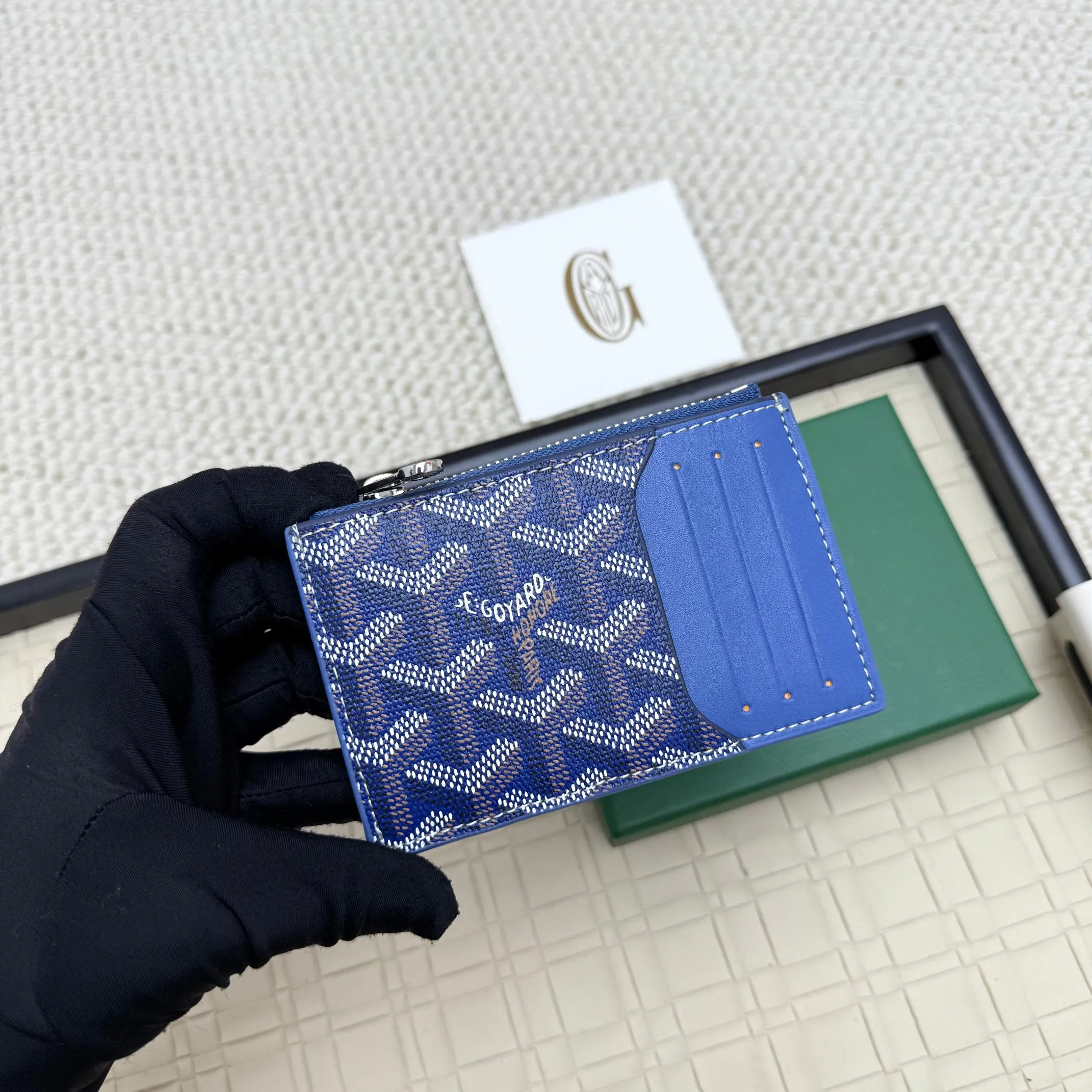 💰 120 Goyard Bourbon zipper coin card holder. This coin card holder has 3 card slots, 1 patch pocket and a zipper pocket to store coins, change or cards, and can safely store change. Exquisite and small, its compact shape can be easily put into a pocket or large bag. Size: 12.5x1x8.4cm No.: 808