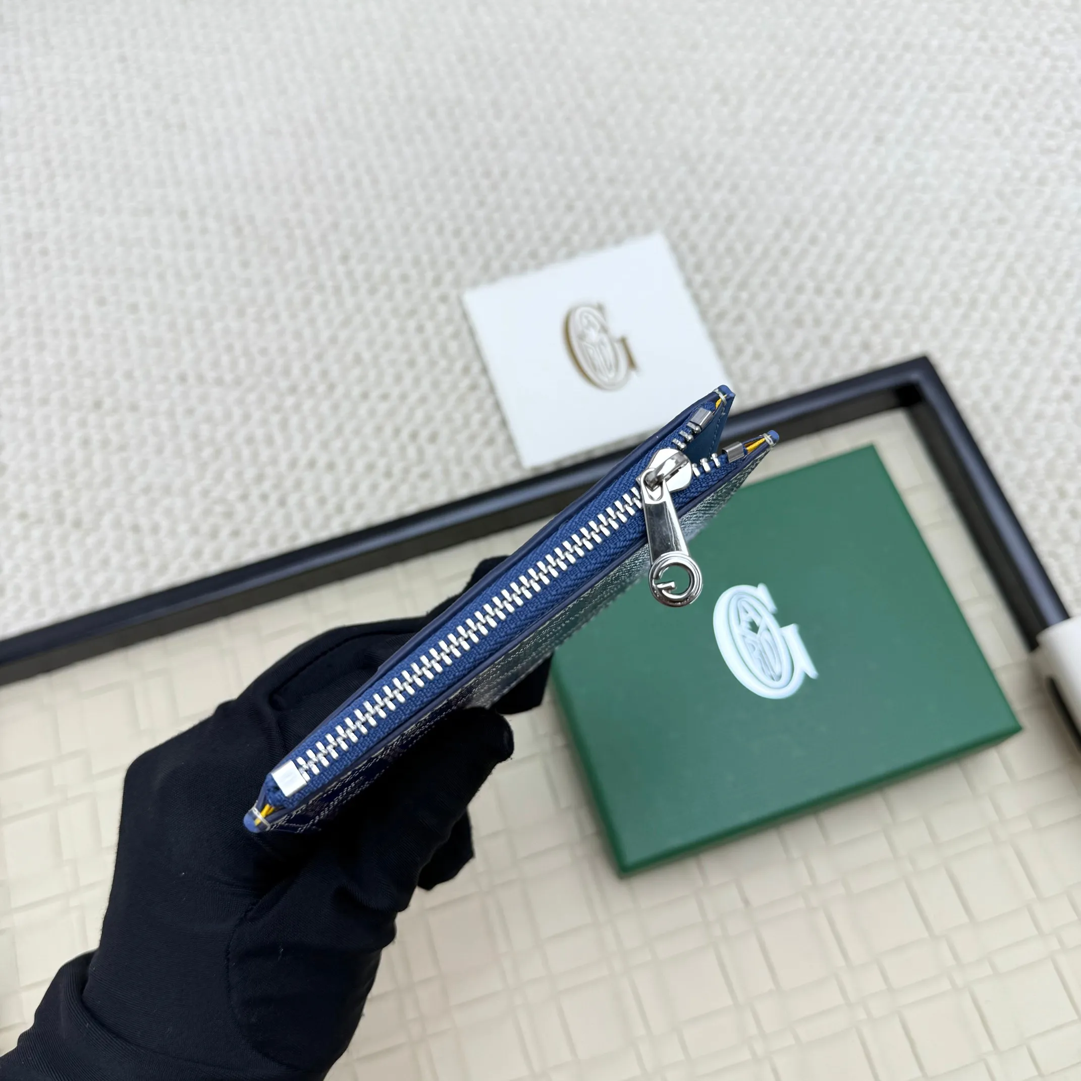 💰 120 Goyard Bourbon zipper coin card holder. This coin card holder has 3 card slots, 1 patch pocket and a zipper pocket to store coins, change or cards, and can safely store change. Exquisite and small, its compact shape can be easily put into a pocket or large bag. Size: 12.5x1x8.4cm No.: 808