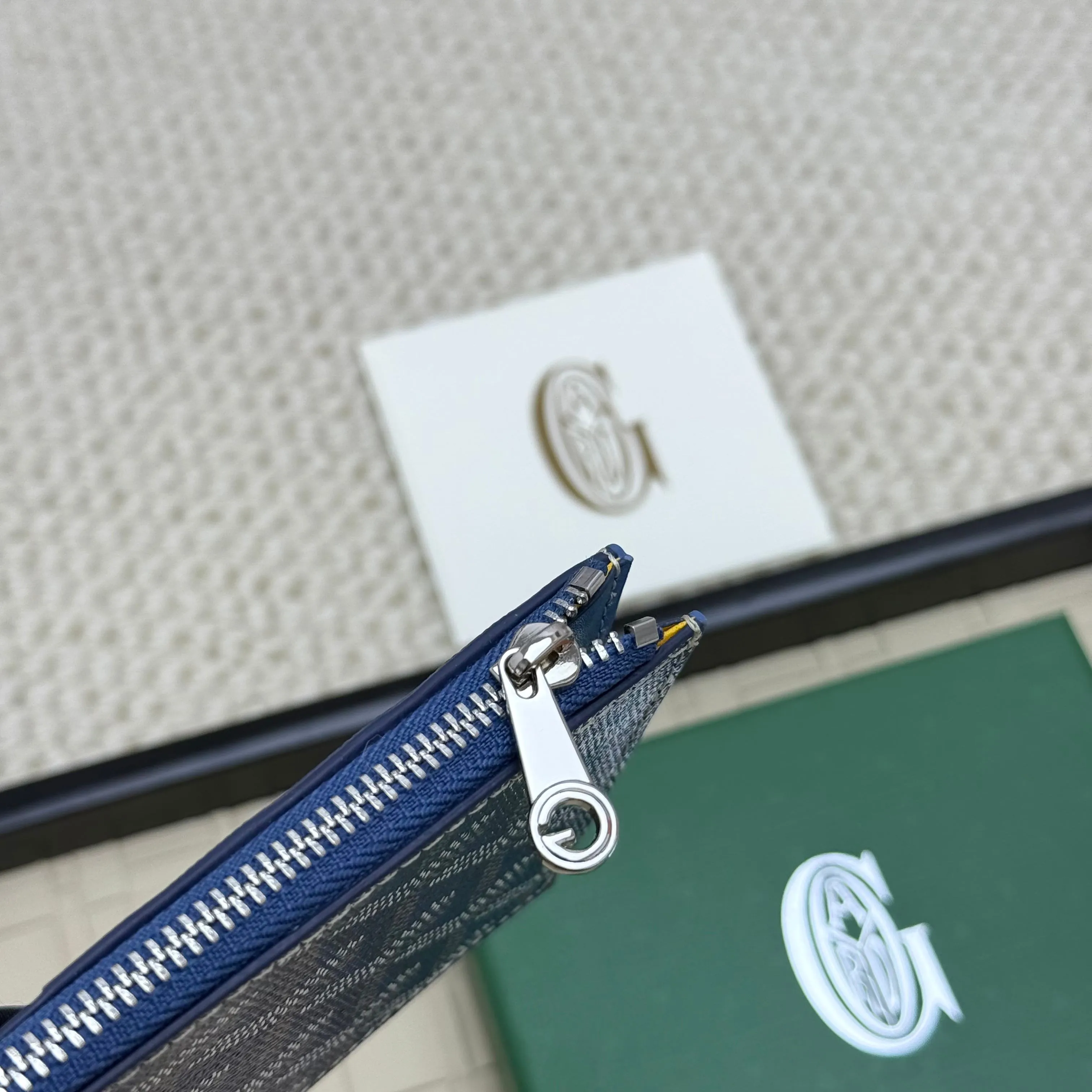 💰 120 Goyard Bourbon zipper coin card holder. This coin card holder has 3 card slots, 1 patch pocket and a zipper pocket to store coins, change or cards, and can safely store change. Exquisite and small, its compact shape can be easily put into a pocket or large bag. Size: 12.5x1x8.4cm No.: 808