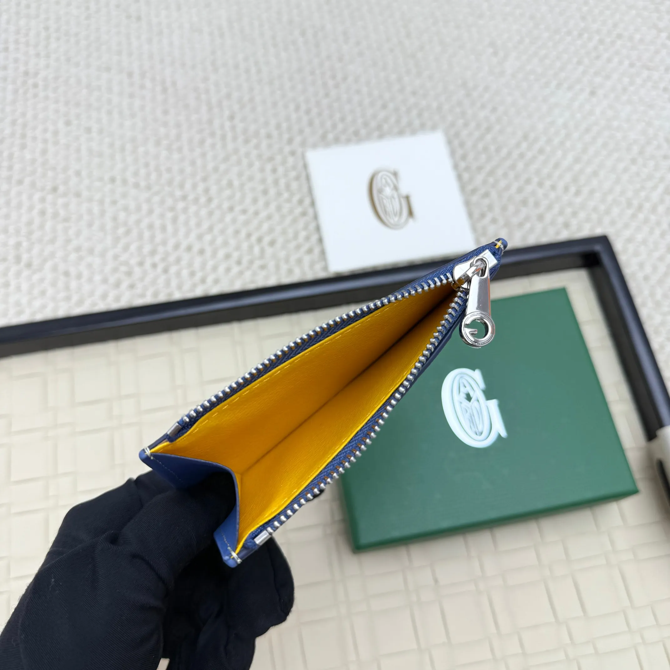 💰 120 Goyard Bourbon zipper coin card holder. This coin card holder has 3 card slots, 1 patch pocket and a zipper pocket to store coins, change or cards, and can safely store change. Exquisite and small, its compact shape can be easily put into a pocket or large bag. Size: 12.5x1x8.4cm No.: 808