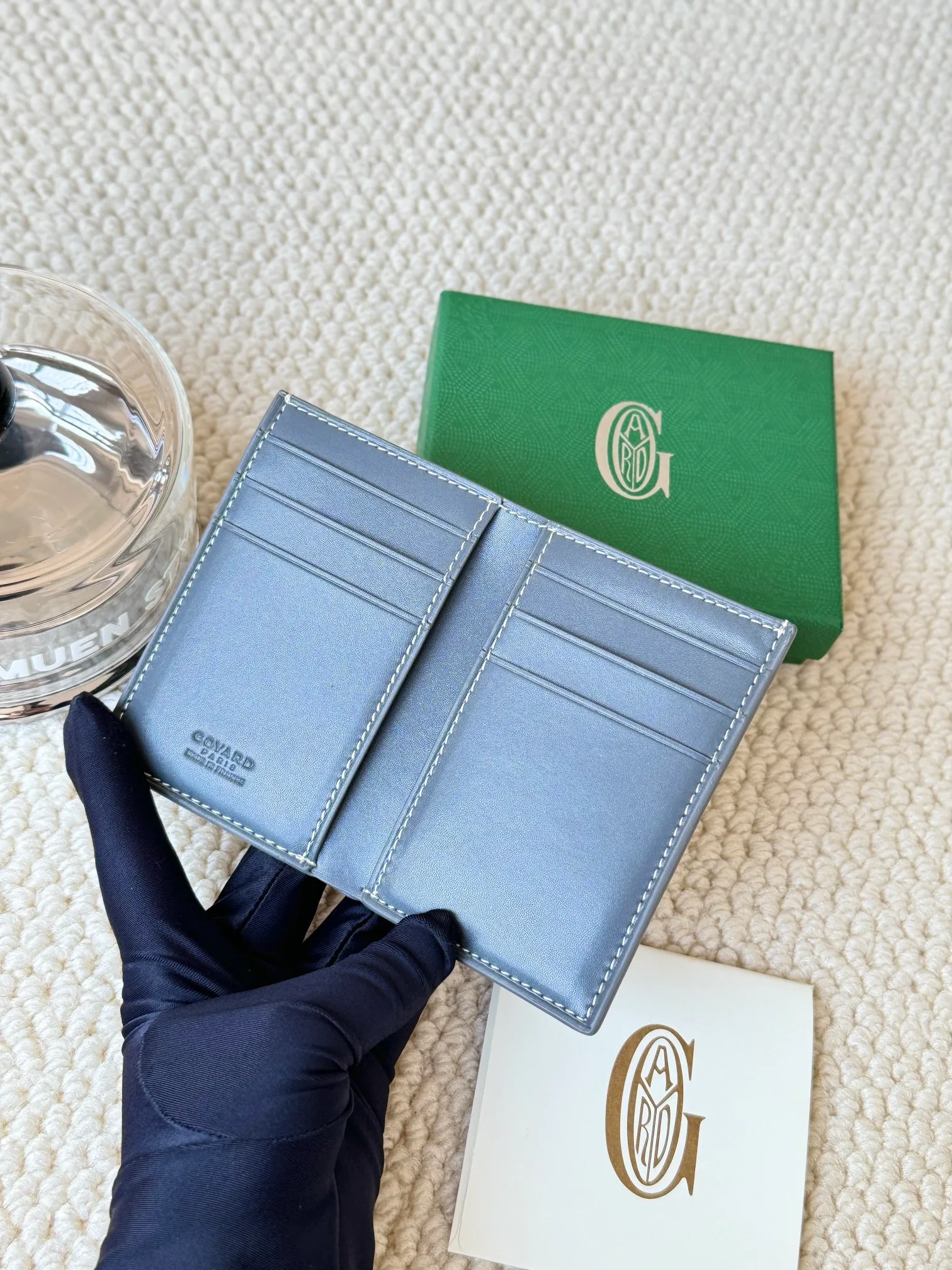 💰120 Goyard Goyardine Canvas & Vauzelles Calfskin No.: 803 Multiple colors available. Can be used as a couple model. It’s yyds to give as a gift for your own use! 6 card slots + two compartments, suitable for traveling. Small and portable, good-looking. Material: goyarine canvas and Vauzelles calfskin. Size: length 8*height 11