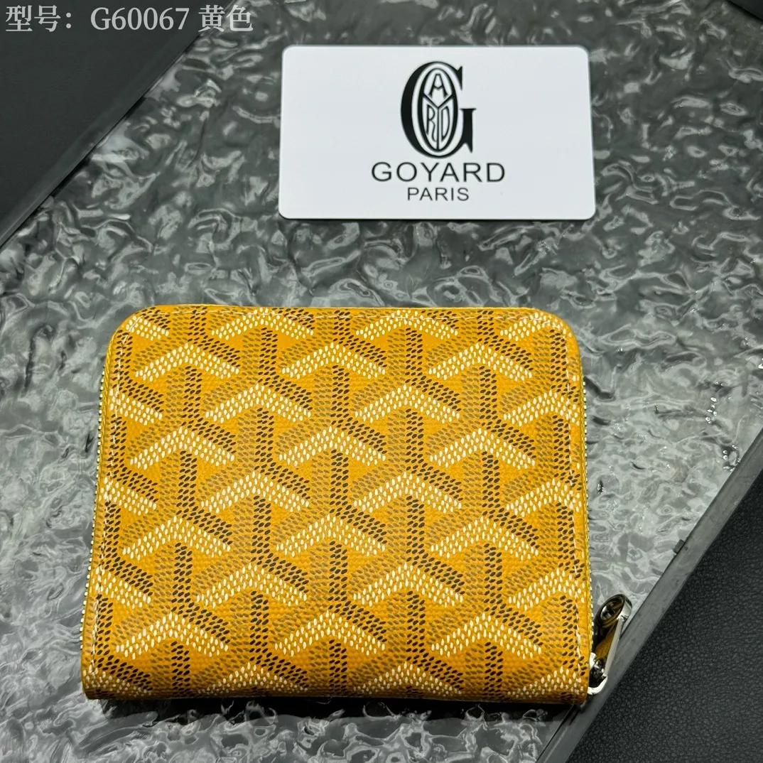 💰110 💎Top original 𝐠𝐨𝐲𝐚𝐫𝐝 Hot style 💕 Goya wallet short Matignon Mini coin purse with full zipper closure design. Its central compartment holds coins, while its interior patch pocket holds cards or small IDs. Style number: G60067 Size: 10.4*7.5*1.8cm