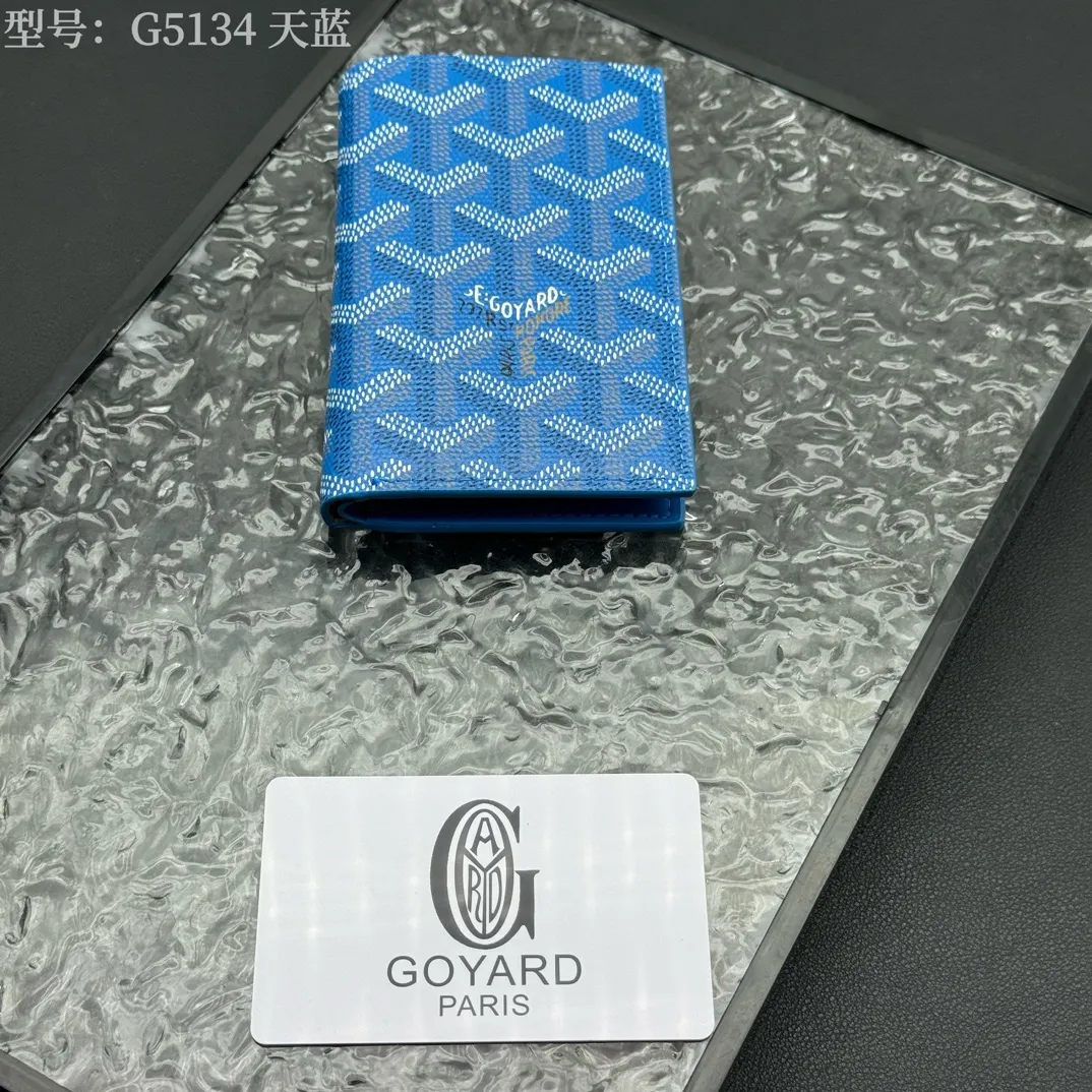 💰100 💎Top original 𝑺𝒂𝒊𝒏𝒕 𝑷𝒊𝒆𝒓𝒓𝒆 𝐠𝐨𝐲𝐚𝐫𝐝 Hot style 💕 Goya wallet card holder It is fully functional and has a large-sized banknote pocket that can hold cards, documents and banknotes at the same time. The compact design is just right for putting in a jacket or pants pocket. Style number: G5134 Size:7.5*1.5*11cm.