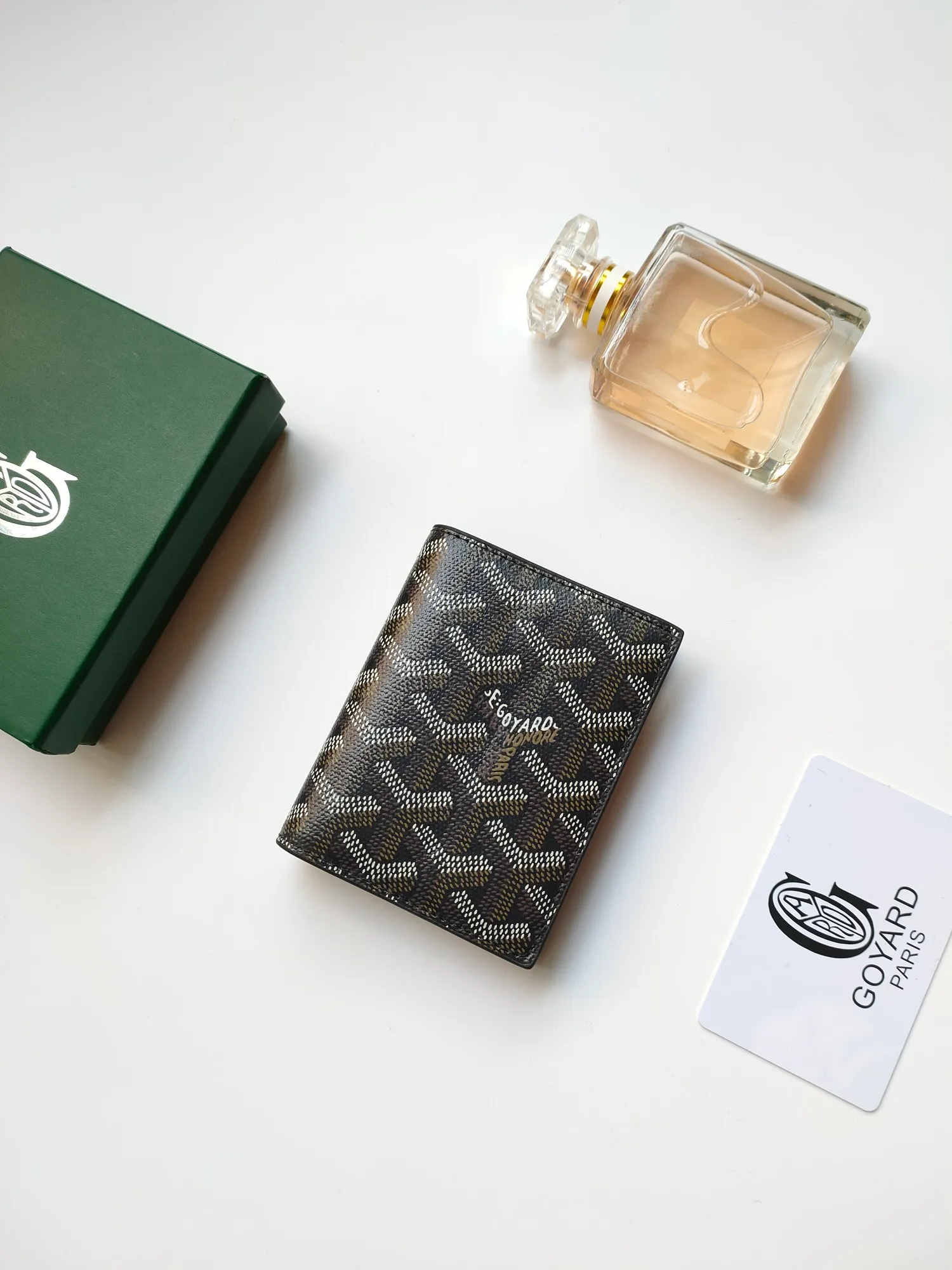 ￥110 GOYARD's new Saint-Marc card holder can be used to store and display badges, as well as cards and banknotes. Whether used to store badges, access cards or transportation cards, the Saint-Marc card holder will perfectly reflect the elegance of the cardholder. Style number: 9637 Size: 10.7 cmx1 cmx8 cm
