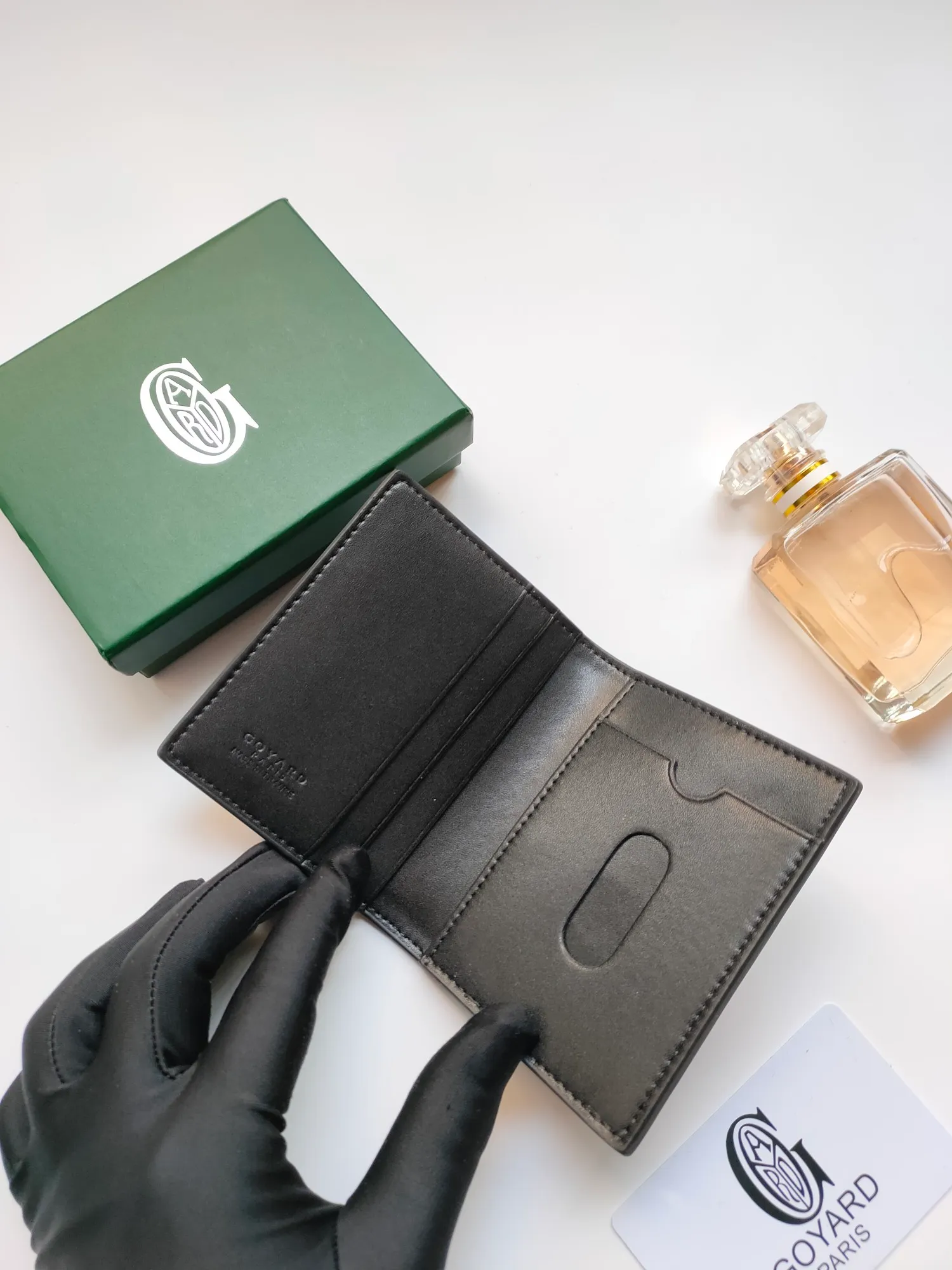 ￥110 GOYARD's new Saint-Marc card holder can be used to store and display badges, as well as cards and banknotes. Whether used to store badges, access cards or transportation cards, the Saint-Marc card holder will perfectly reflect the elegance of the cardholder. Style number: 9637 Size: 10.7 cmx1 cmx8 cm
