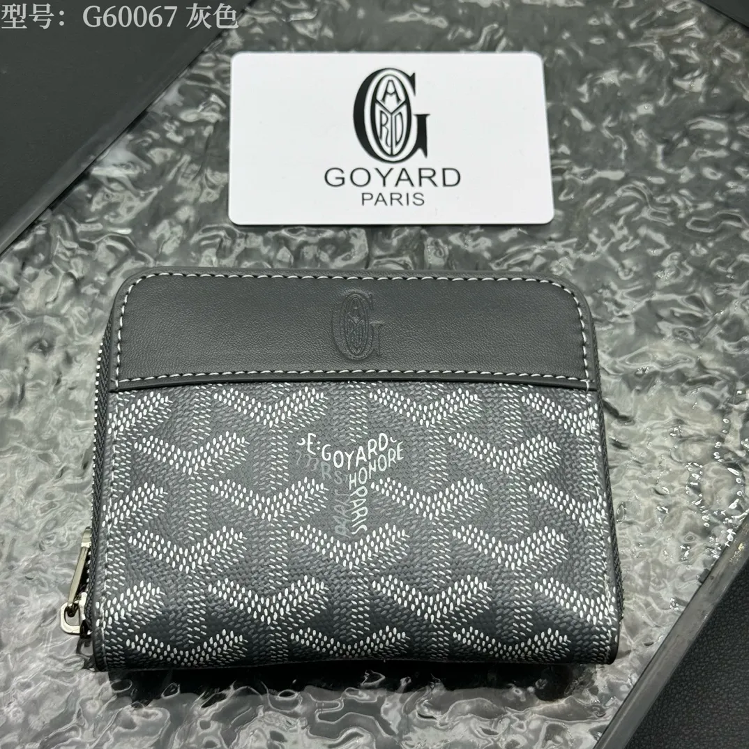 💰130 💎Top original 𝐠𝐨𝐲𝐚𝐫𝐝 Hot style 💕 Goya wallet short Matignon Mini coin purse with full zipper closure design. Its central compartment holds coins, while its interior patch pocket holds cards or small IDs. Style number: G60067 Size: 10.4*7.5*1.8cm