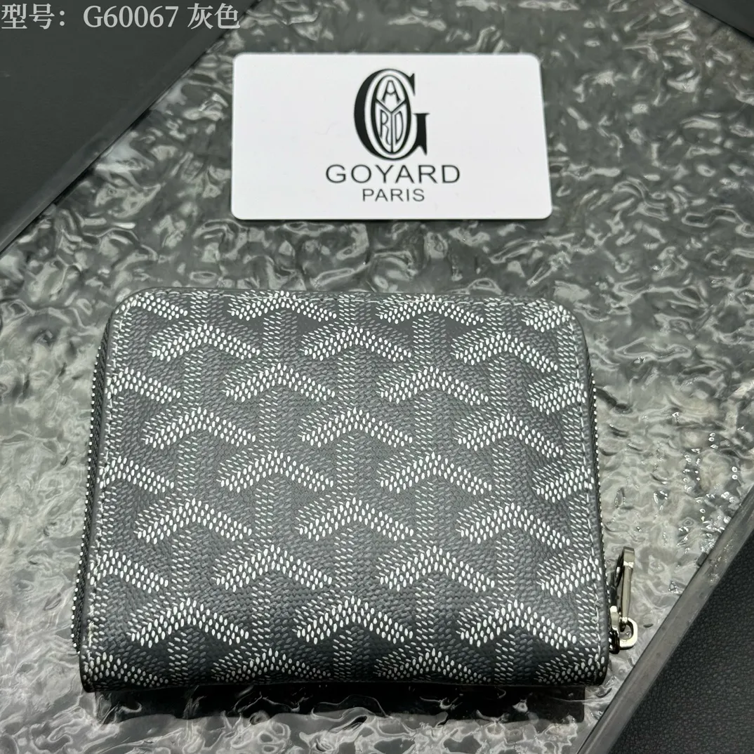 💰130 💎Top original 𝐠𝐨𝐲𝐚𝐫𝐝 Hot style 💕 Goya wallet short Matignon Mini coin purse with full zipper closure design. Its central compartment holds coins, while its interior patch pocket holds cards or small IDs. Style number: G60067 Size: 10.4*7.5*1.8cm