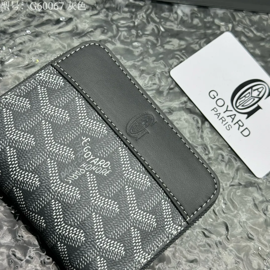 💰130 💎Top original 𝐠𝐨𝐲𝐚𝐫𝐝 Hot style 💕 Goya wallet short Matignon Mini coin purse with full zipper closure design. Its central compartment holds coins, while its interior patch pocket holds cards or small IDs. Style number: G60067 Size: 10.4*7.5*1.8cm