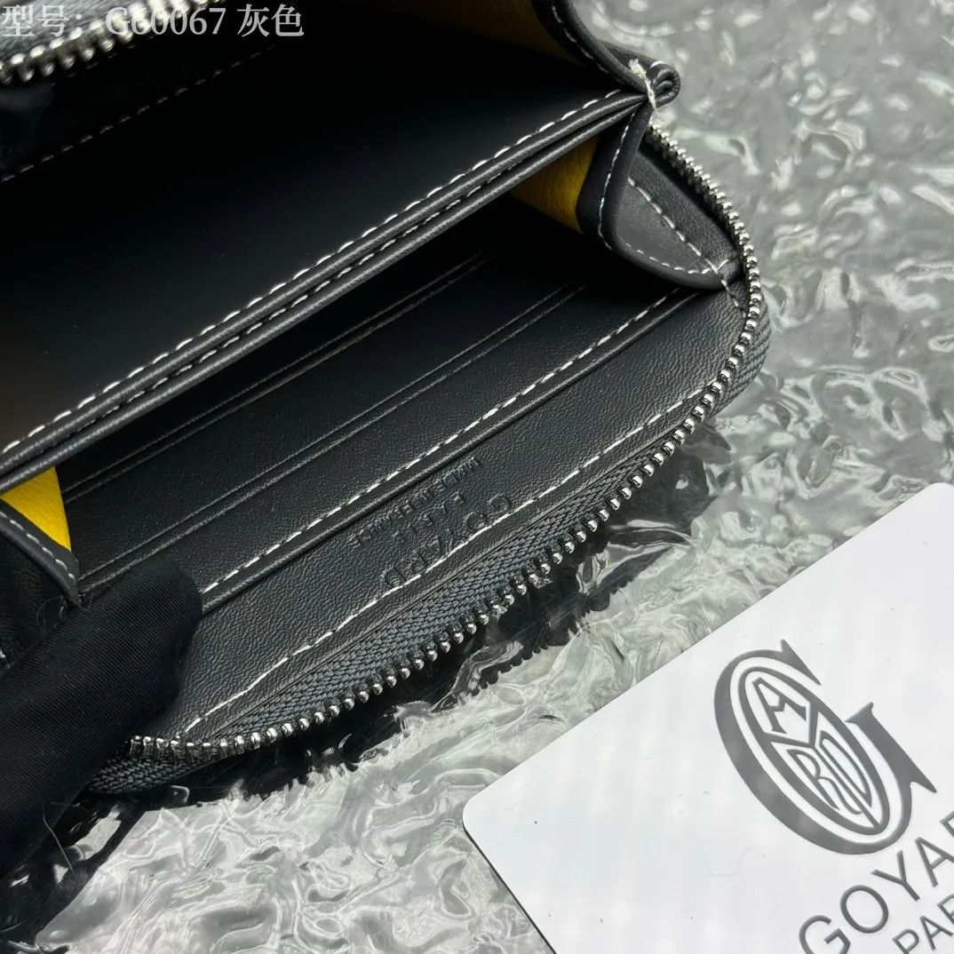 💰130 💎Top original 𝐠𝐨𝐲𝐚𝐫𝐝 Hot style 💕 Goya wallet short Matignon Mini coin purse with full zipper closure design. Its central compartment holds coins, while its interior patch pocket holds cards or small IDs. Style number: G60067 Size: 10.4*7.5*1.8cm