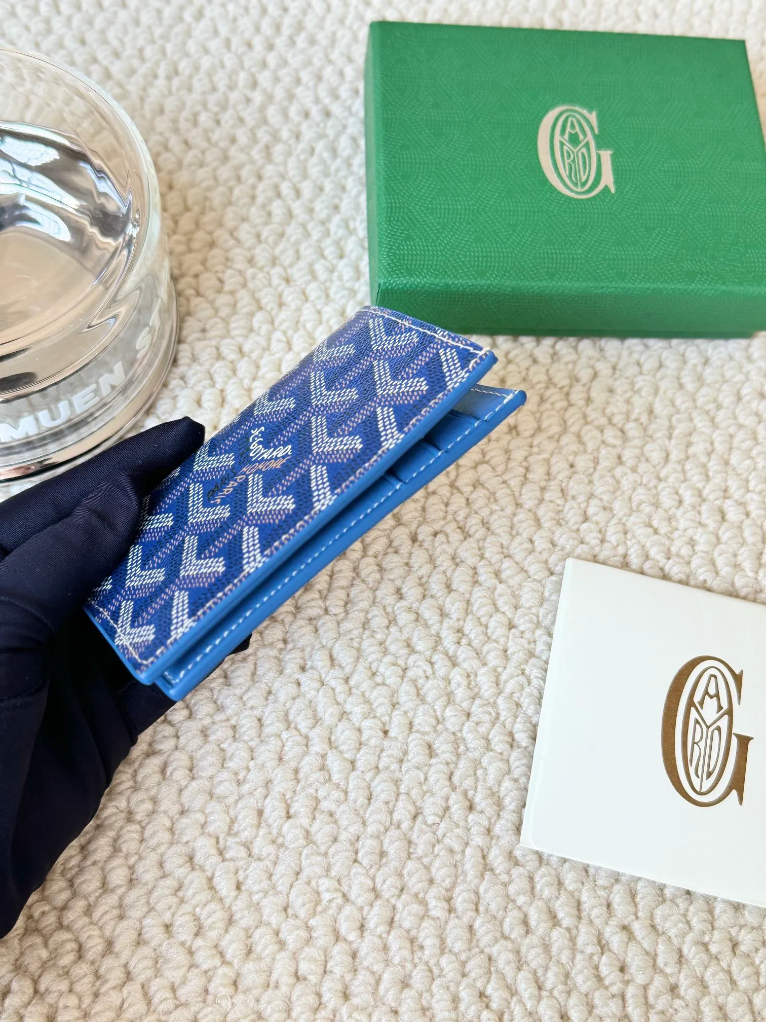 💰120 Goyard Goyardine Canvas & Vauzelles Calfskin No.: 803 Multiple colors available. Can be used as a couple model. It’s yyds to give as a gift for your own use! 6 card slots + two compartments, suitable for traveling. Small and portable, good-looking. Material: goyarine canvas and Vauzelles calfskin. Size: length 8*height 11