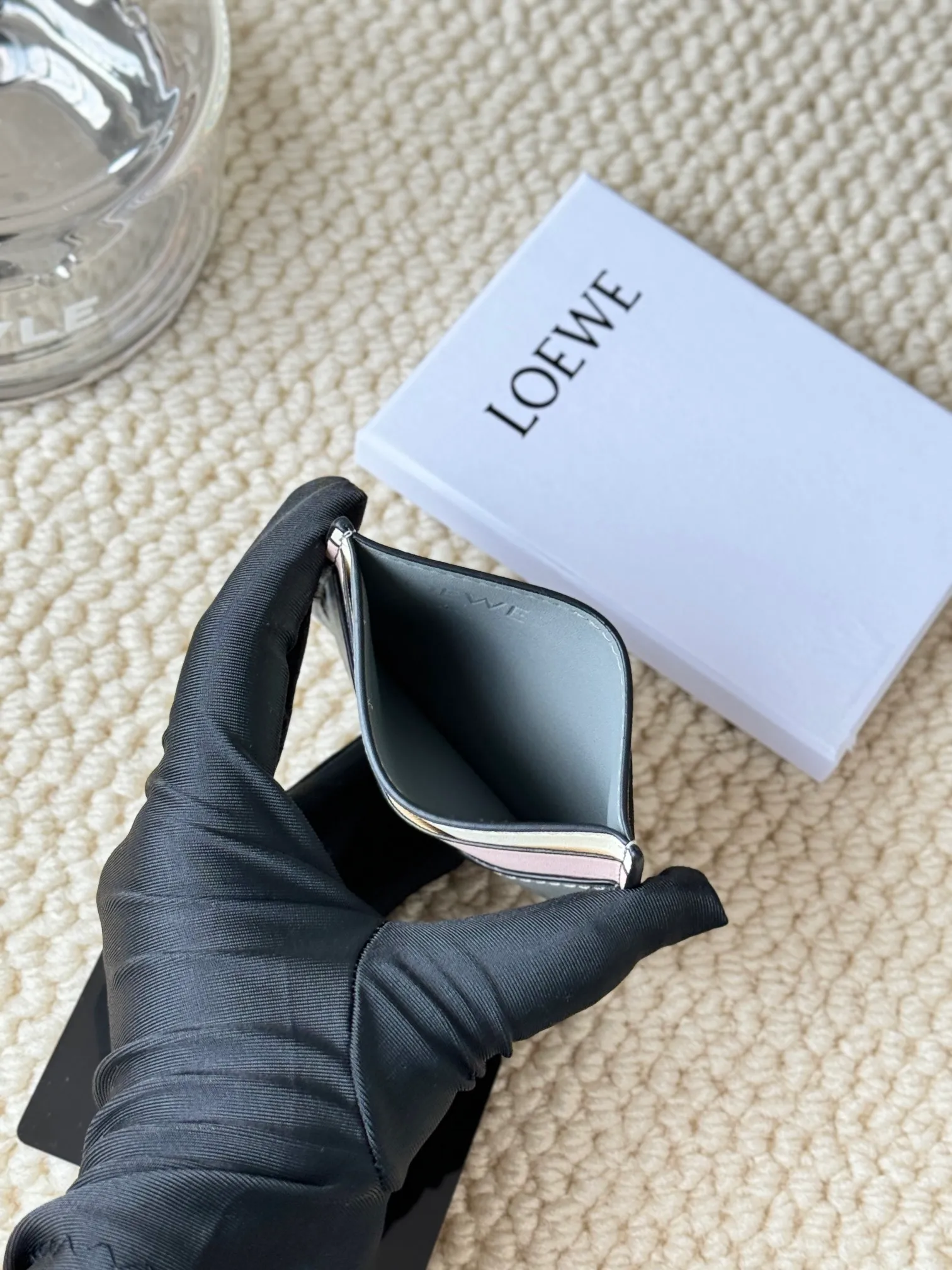 💰100 ·Loewe’s new card holders are back in stock! The new ones are all with metal logos, which are more refined than the old ones~~ Comes with box and dust bag! It’s also a good idea to choose this small accessory for Valentine’s Day ~~Model: L1106 Size: 10*7.5CM