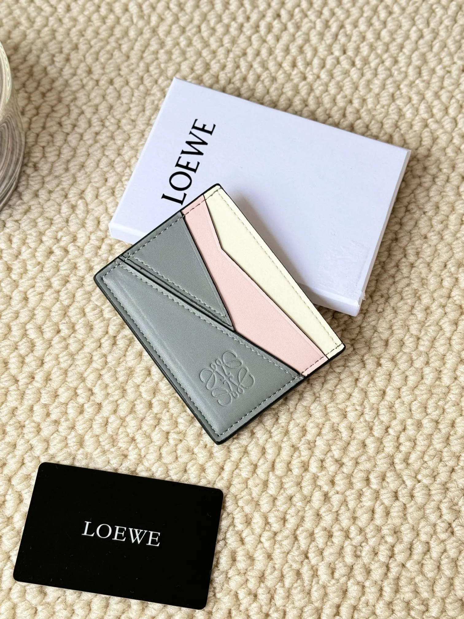 💰100 ·Loewe’s new card holders are back in stock! The new ones are all with metal logos, which are more refined than the old ones~~ Comes with box and dust bag! It’s also a good idea to choose this small accessory for Valentine’s Day ~~Model: L1106 Size: 10*7.5CM