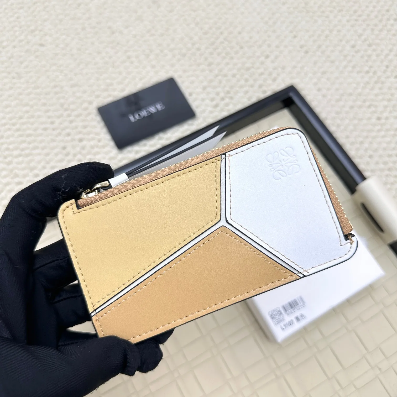 💰120 ·Loewe’s new card holders are back in stock! The new ones are all with metal logos, which are more refined than the old ones~~ Comes with box and dust bag! It’s a good idea to choose this small accessory for Valentine’s Day ~~Model: L1107 Size: 13*7.5*1