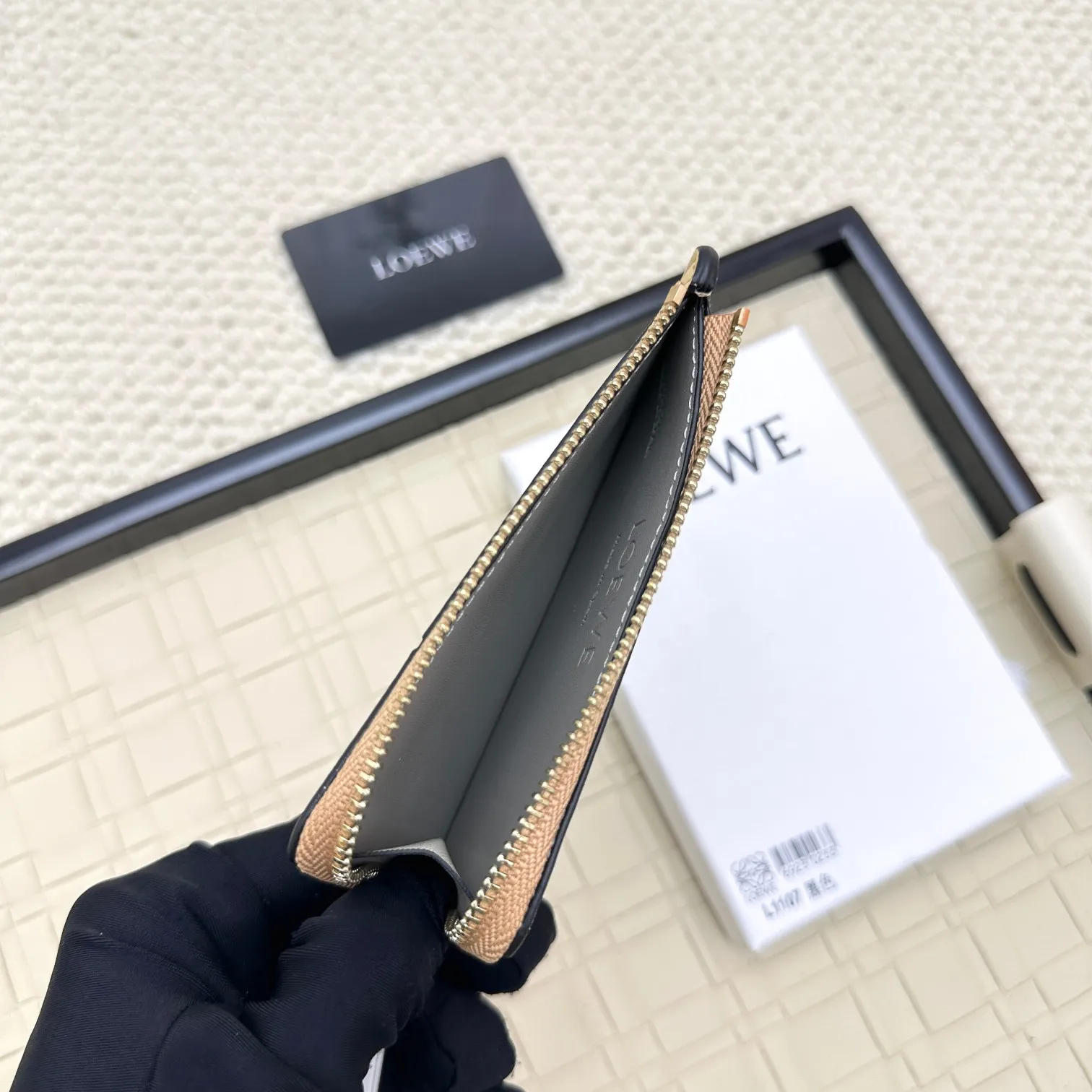 💰120 ·Loewe’s new card holders are back in stock! The new ones are all with metal logos, which are more refined than the old ones~~ Comes with box and dust bag! It’s a good idea to choose this small accessory for Valentine’s Day ~~Model: L1107 Size: 13*7.5*1